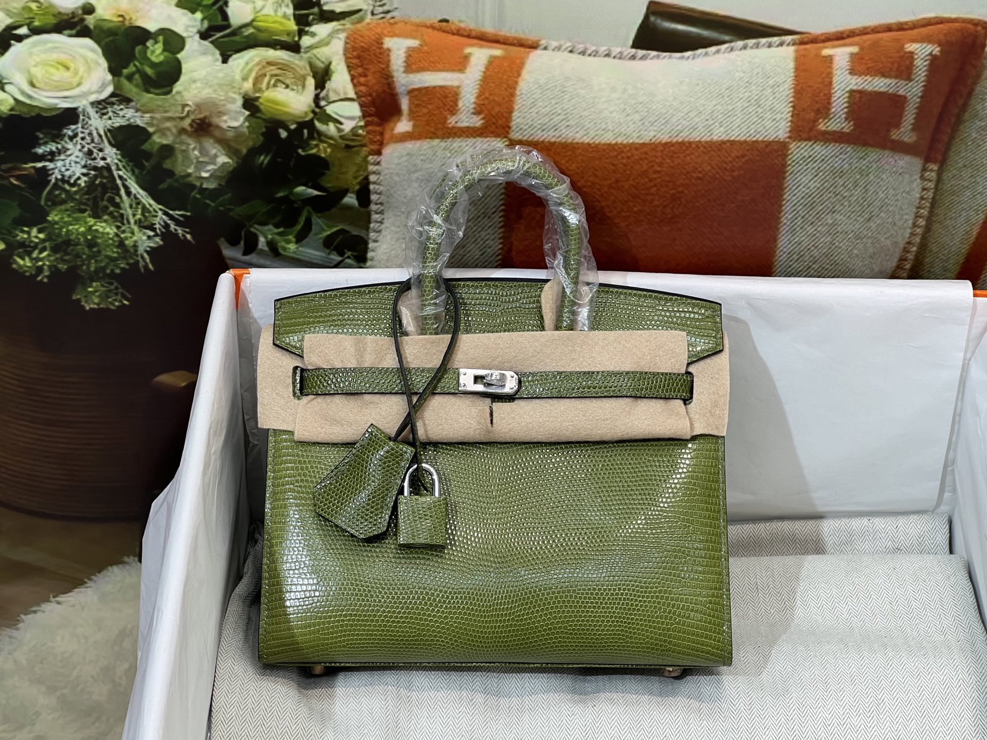 NO:812147,Platinum 20CM. Full set of hand-made nails, hc imported lizard skin, real shot silver buckle, 5 pieces of leather, make a bag, the texture and leather surface are super beautiful, top hand sewing technology, Hermes, Hermes, Hermes,19860909铂金20CM. 全套手工钉 hc进口蜥蜴皮 实拍银扣 5张皮 做一个包 纹理和皮面都超级漂亮 顶级手缝工艺,爱马仕,hermes,Hermes,,Bag