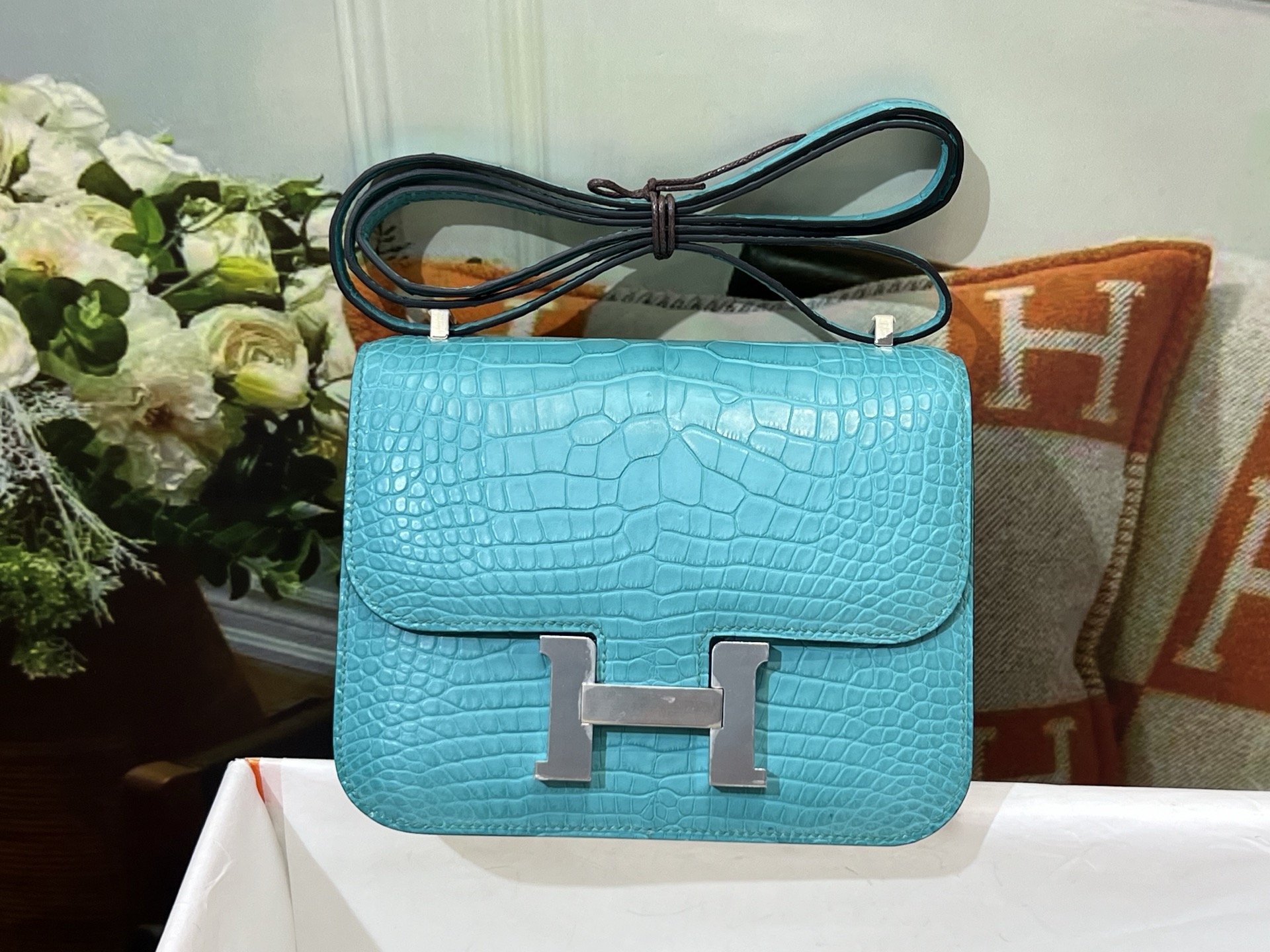 NO:851598,Kangkang 19CM. Silver buckle Hc imported American crocodile, high-gloss crocodile leather, hand-sewn with top wax thread!  Real shot texture,Hermes,hermes,crocodile skin,Hermes,19860909康康19CM. 银扣 Hc进口美洲鳄,高光鳄鱼皮,顶级蜡线手工缝制！实拍纹理,爱马仕,hermes,crocodile skin,Hermes,,Bag