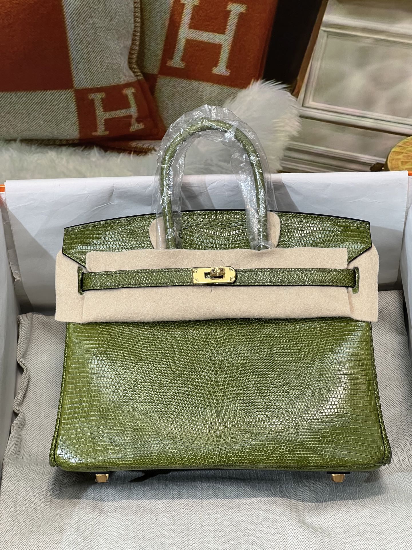 NO:812131,Platinum 25CM. Full set of hand-made nails. HC imported lizard skin. Real-shot gold buckle. 5 pieces of skin. Make a bag. The texture and leather surface are super beautiful. Top-notch hand-stitching craftsmanship, Hermes, Hermes, Hermes.19860909铂金25CM.全套手工钉 hc进口蜥蜴皮 实拍金扣 5张皮 做一个包 纹理和皮面都超级漂亮 顶级手缝工艺,爱马仕,hermes,Hermes,,Bag