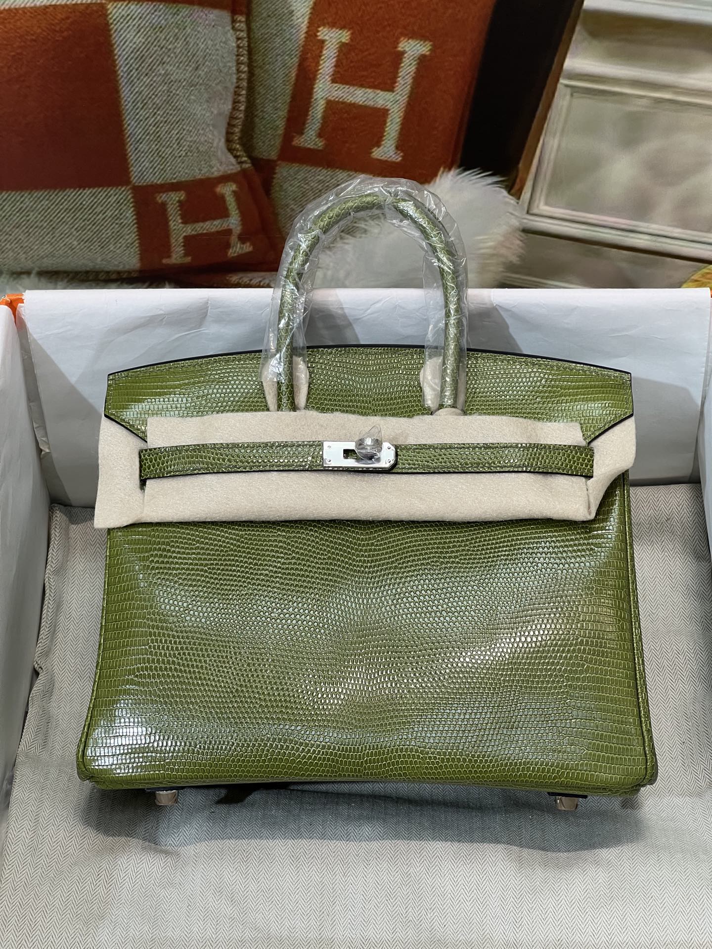 NO:812135,Platinum 25CM. Full set of hand-made nails. hc imported lizard skin. Real shot silver buckle. 5 pieces of leather. Make a bag. The texture and leather surface are super beautiful. Top-notch hand-stitching craftsmanship, Hermes, Hermes, Hermes.19860909铂金25CM.全套手工钉 hc进口蜥蜴皮 实拍银扣 5张皮 做一个包 纹理和皮面都超级漂亮 顶级手缝工艺,爱马仕,hermes,Hermes,,Bag