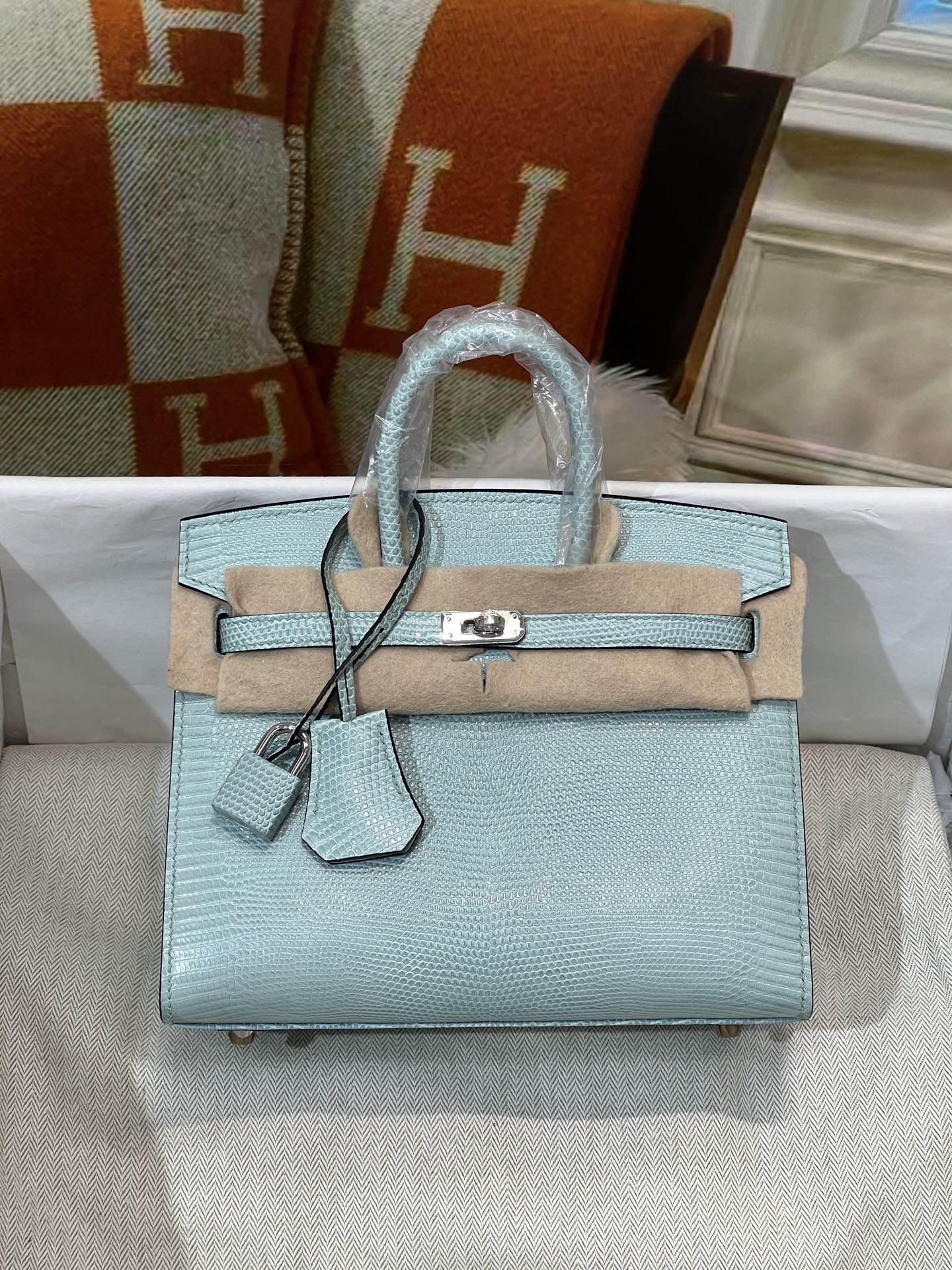 NO:812139,Platinum 20CM. Full set of hand-made nails, hc imported lizard skin, real shot silver buckle, 5 pieces of leather, make a bag, the texture and leather surface are super beautiful, top hand sewing technology, Hermes, Hermes, Hermes,19860909铂金20CM. 全套手工钉 hc进口蜥蜴皮 实拍银扣 5张皮 做一个包 纹理和皮面都超级漂亮 顶级手缝工艺,爱马仕,hermes,Hermes,,Bag