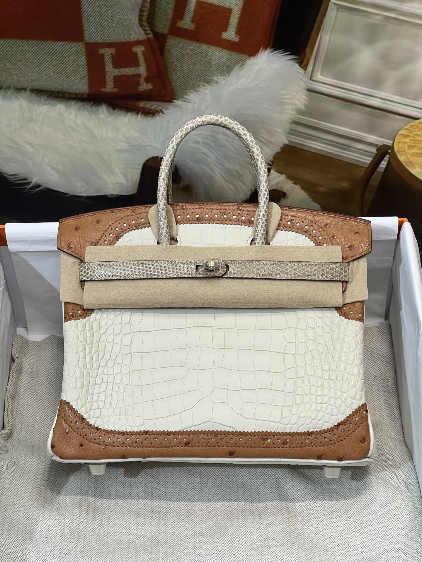 NO:850995,Lace model, platinum 25CM Hc imported pure water-dyed American crocodile, matched with KK imported ostrich skin, first-class imported lizard skin, baby-like texture!  Super soft!  3 fishes in stock!  A complete set of hand-made nails and top-level hand-sewing technology. It is rare to find it. Hermes, hermes, ostrich skin, Hermes,19860909蕾丝款 铂金25CM Hc进口纯水染美洲鳄 搭配kk进口鸵鸟皮 ,一级进口蜥蜴皮 婴儿般的质感！超级柔软！3条鱼实拍现货！全套手工钉 顶级手工缝制工艺 可遇不可求,爱马仕,hermes,ostrich skin,Hermes,,Bag