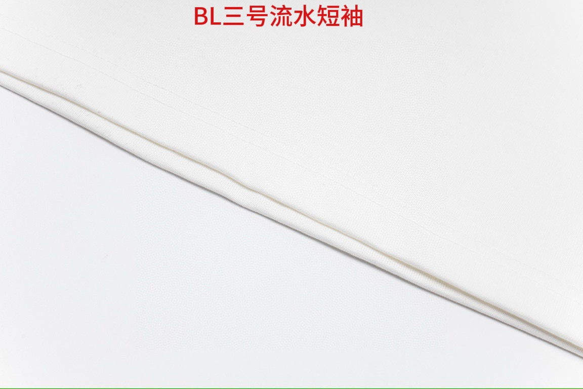 🛒购物价：68💰[原标包装吊牌.采用200克纯棉面料]广东本地工厂直销.另外有240克需加10元. BL三号流水短袖
 
男女同款 情侣款 新疆棉细棉纱240克亲肤宜人 透气舒适 进口康丽数码直喷工艺 色泽清晰 质感无敌 大厂做工 链条机 二本针走线 有版有型 
版型立体 上身效果极佳 经典配色 百搭不挑年纪 不挑人 减龄必备哦
男女同款 情侣可搭 炸街必备款式
Colour：白色 黑色