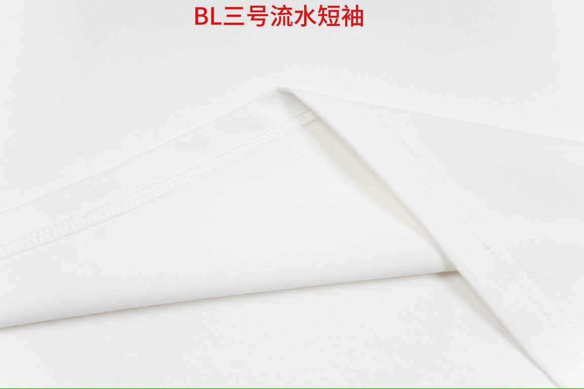 🛒购物价：68💰[原标包装吊牌.采用200克纯棉面料]广东本地工厂直销.另外有240克需加10元. BL三号流水短袖
 
男女同款 情侣款 新疆棉细棉纱240克亲肤宜人 透气舒适 进口康丽数码直喷工艺 色泽清晰 质感无敌 大厂做工 链条机 二本针走线 有版有型 
版型立体 上身效果极佳 经典配色 百搭不挑年纪 不挑人 减龄必备哦
男女同款 情侣可搭 炸街必备款式
Colour：白色 黑色