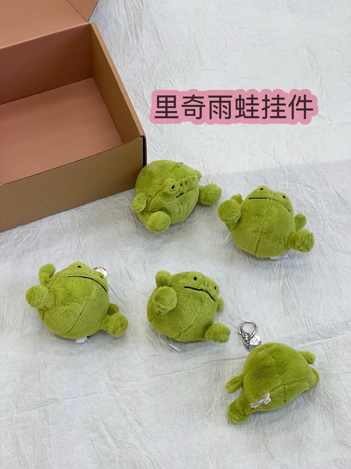 NO:617109,Rich Tree Frog Pendant Rich is a pea-green plush frog with short, strong limbs and extremely soft. It is also equipped with a metal buckle that is easy to hang on your bag. Wear it by your side to give you a healing companionship!  Paired with a Jellycat label and a silver ring buckle, this ugly little cutie stands out among the crowd. If you are used to seeing ordinary cute pendants, if you want to experience a different and unique feeling, don't miss this baby!  ,19860909里奇雨蛙挂件 把里里奇是一只手脚短壮 且特别柔软的豆绿色毛绒蛙 它还配有一个便于挂在包上的金属扣 戴在身边给您治愈般的陪伴！ 搭配 Jellycat标签和银色圈扣这个丑萌小可爱在人群中格外亮眼心 看惯了平常可爱的挂饰,如果你想体验不一样的独特感觉,一定不要错过这个宝贝！,,accessory