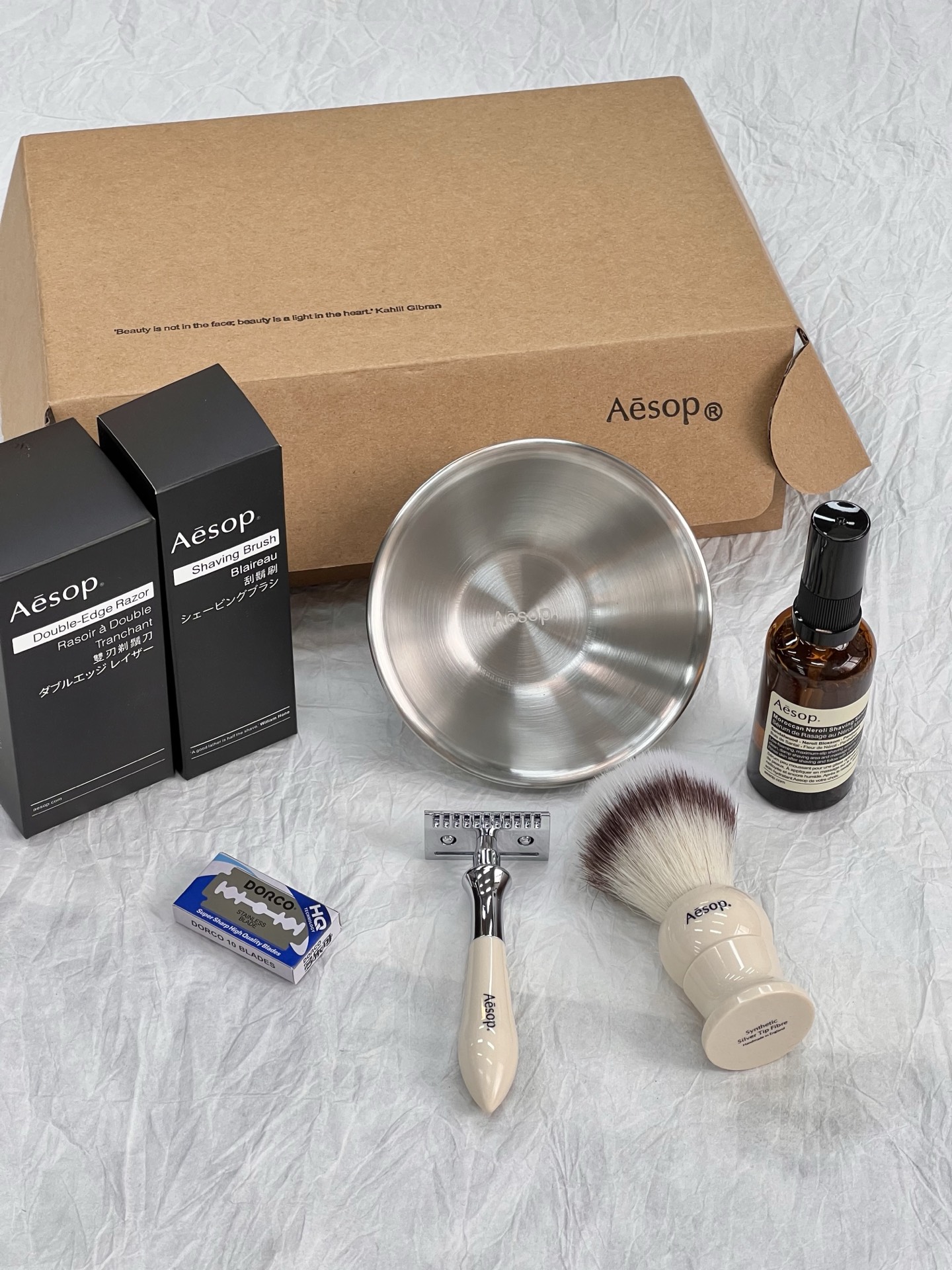 NO:809953,It is definitely a 'good-looking equipment' that boys keep privately, and it is the best choice for gift-giving ceremony. This Aesop shaving combination gift box is a winner as soon as you open it!  The milky white color scheme brings a sense of luxury. It’s a gift for your boyfriend/husband. Even straight men can’t help but take photos of the hair tie~, Trendy Department Store19860909绝对是男生私藏的「高颜值装备」 送礼仪式感拉满的不二之选 这款伊索剃须组合礼盒一打开就赢了！ 奶白配色自带高级感 送男友/老公,连直男都忍不住拍照发圈～,潮品百货,accessory