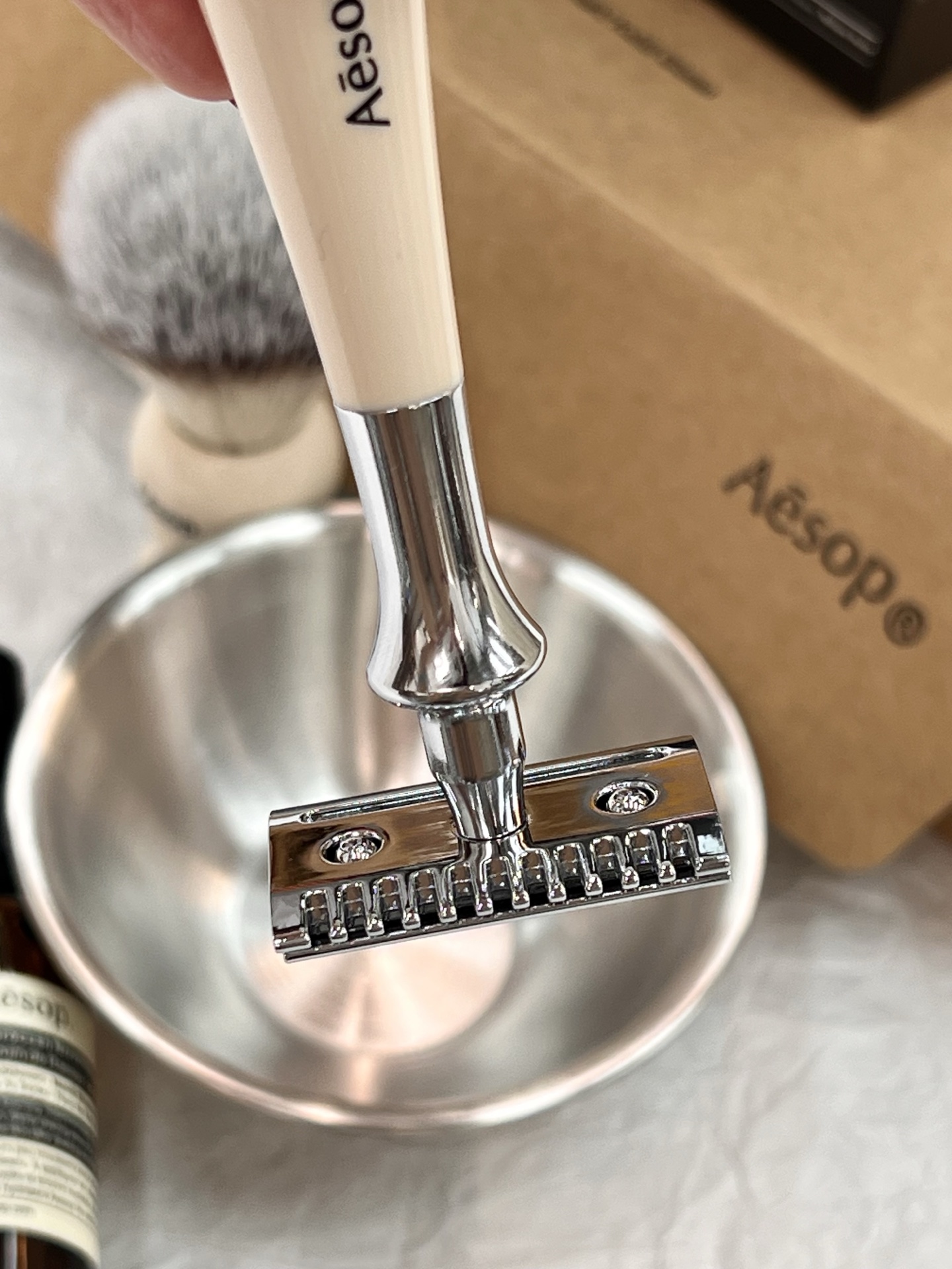 NO:809951,Double edge razor! ! ! A double-edged razor that can be used by both wet shaving novices and veterans. This double-edged razor is handmade by skilled craftsmen in the UK. Its exquisite handle and chrome-plated head are just the right weight to provide users with the ultimate shaving experience. The handle is equipped with a hand-polished, triple-coated head. This razor comes with a free replacement blade when you buy it! , trendy department store19860909双刃剃须刀！！！ 湿剃新手和老手皆可使用的双刃剃须刀 這款双刃剃须刀由英国的能工巧匠手工制作而成 其精致的刀柄与镀铬刀头重量恰到好处 能夠为使用者提供极致剃须体验 刀柄上裝有手工抛光、三重镀层的刀头.这款剃须刀买来即可使用赠送替换刀片！,潮品百货,accessory