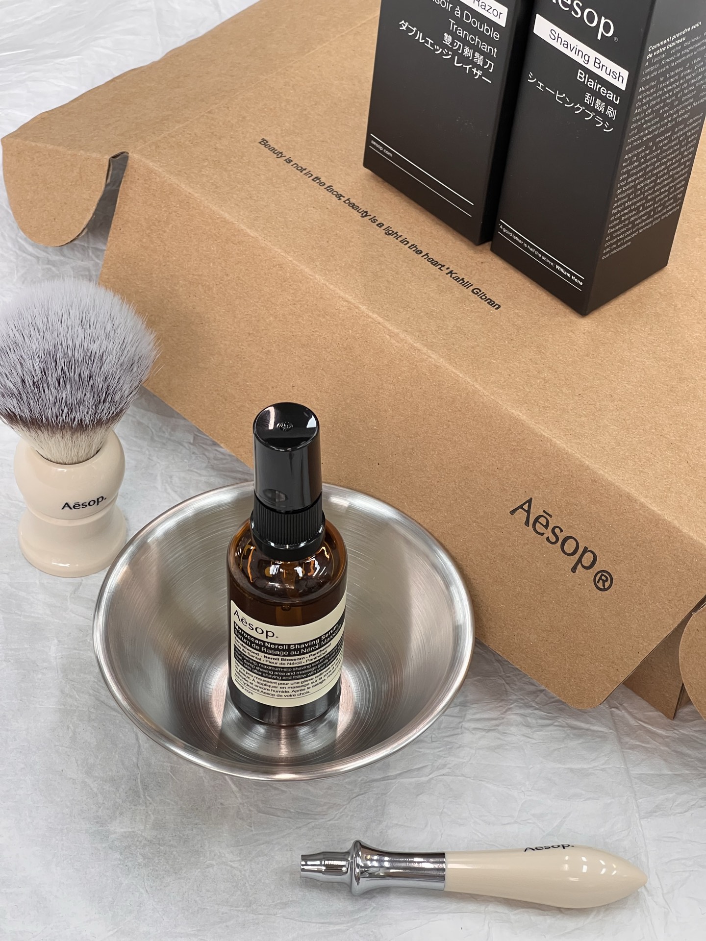 NO:809950,Moroccan Orange Blossom Aroma Shaving Essence, smooth touch, refreshing skin, low foaming, smooth shaving essence. Main ingredients: sandalwood oil, bitter neroli oil, panthenol. Fragrance: tree fragrance, warm breath, spicy fragrance. Instructions for use: Apply the product to the clean and moist shaving area, gently massage until lathering. Rinse with water after shaving., Chaopin Department Store19860909摩洛哥橙花芳香剃须精华露 柔滑触感 肌肤清爽 低泡沫、顺滑的剃须精华露 主要成分 穗檀香木油,苦橙花油,泛醇 香氛味道 树木幽香、温暖气息、辛香 使用方法 将产品涂抹于已洁净并湿润的剃须部位,轻轻按摩至起泡.剃须后用清水洗净.,潮品百货,accessory