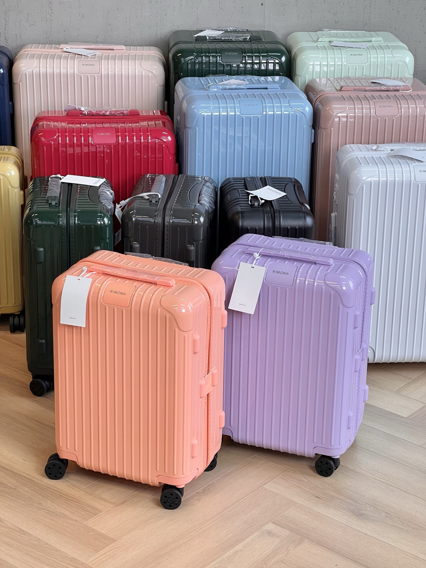 NO:583695,The suitcase board is made of C, whose scientific name is polycarbonate. It is a heat shrinkable resin. As a high molecular polymer containing carbonate groups, it is almost colorless and amorphous. It has good optical properties and high toughness. The pollution index of producing this C is very good.19860909行李箱这种板材的材质是c 学名聚碳酸酯 是一种热缩性树脂 作为一种含有碳酸酯基的高分子聚合物 几乎无色无定形 有很好的光学性很高的韧性 生产这种c的污染指数很好,,luggage