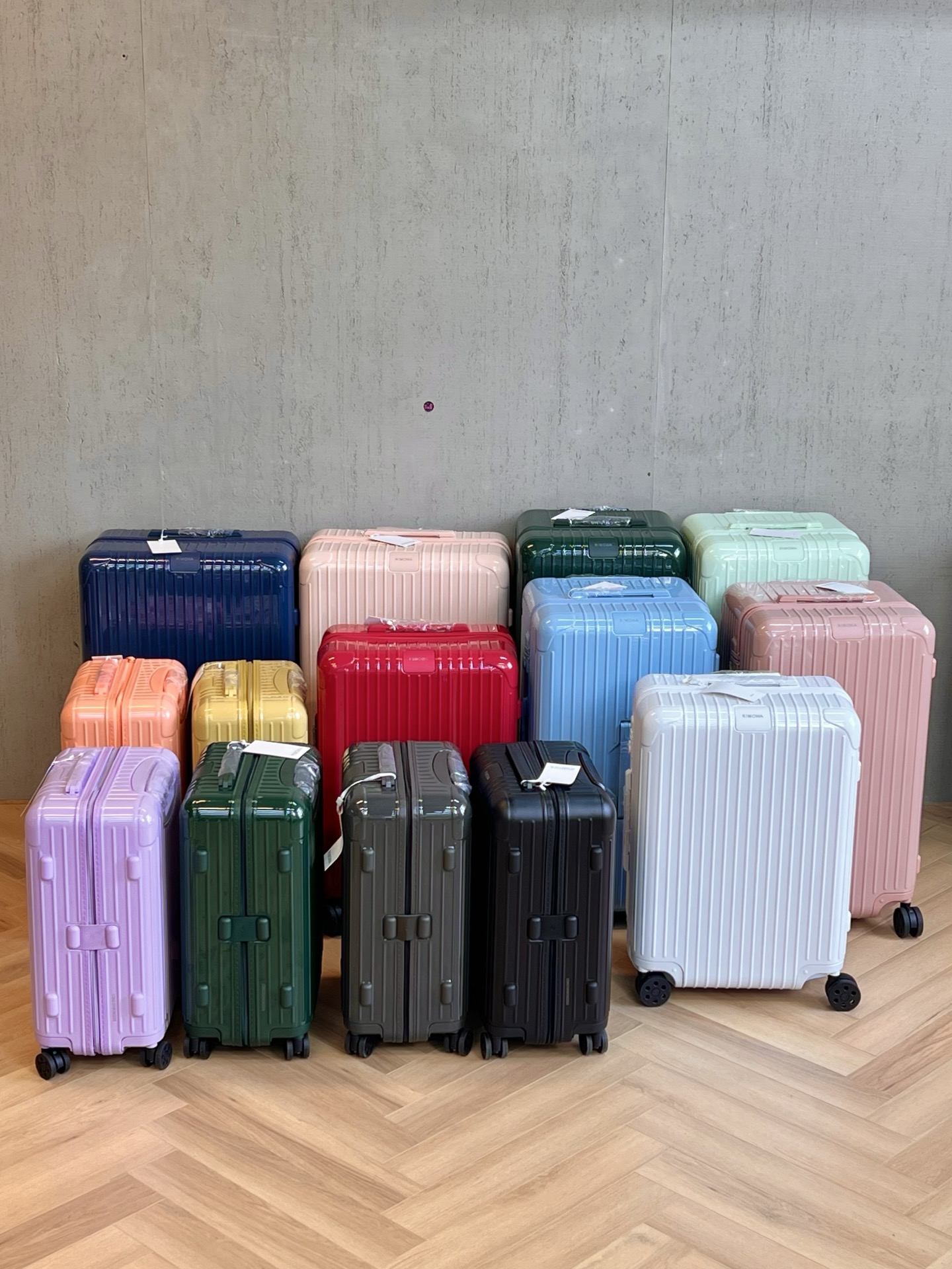 NO:583696,Channel problem: Our order is a batch of goods for the R family's OEM factory. The 14 colors on the market are not as comprehensive as mine (Rimowa does not have a pure yuan to say because it has not been produced in China for many years). This factory was OEM for Rimowa 10 years ago, so the workmanship can be recognized. The materials are exactly the same, no corners are cut, and they are completely in accordance with the original craftsmanship book! The only difference between the official website and the official website is that the order selection is not as careful as the official website. The craftsmanship and materials of the suitcases are the same, and the coding and logo are all correct~,19860909渠道问题咱家这单是给R家做代加工的工厂出的一批货 14个颜色市面都没我家做那么全（日默瓦没有纯yuan一说 因为不在国内生产很多年了）,这个厂 10年前就是给日默瓦做代工的,所以手工是可以被认可的,材料都是一模一样的,不会偷工減料,完全按照原版工艺书下来的！和官网的唯一区别就是没有官网订单挑的那么仔细,行李箱工艺、材料都是一样的、编码和logo 全部都对的~,,luggage