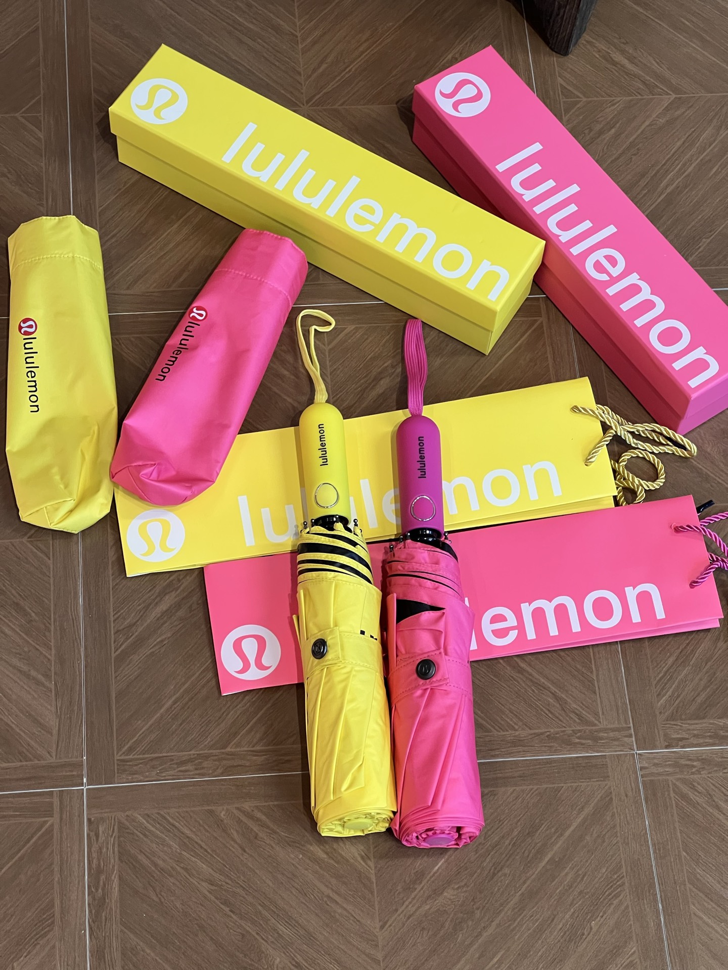 NO:810034,The new Lulu Behappy series parasols. Oh my god, the colors are so pretty!  !  The dopamine that opens up summer. Rose pink vs. lemon yellow. This highly saturated color will really bring you a good mood at a glance~, Chaopin Department Store19860909全新Lulu 家 Behappy 系列遮阳伞 天啦这配色实在太好看了吧 ！！ 开启的夏日多巴胺 玫粉色vs 柠檬黄 这种高饱和的颜色真的一眼就会带来 好心情～,潮品百货,accessory