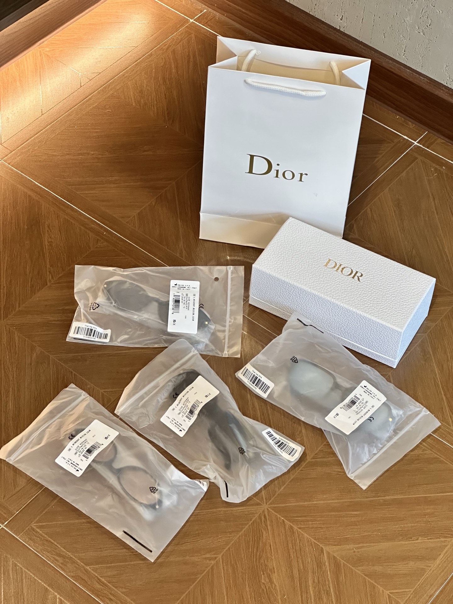 NO:809970,Original channel!  Each code of the four styles is different!  !  And they all come with gift boxes and sunglasses storage boxes!  !  , trendy department store19860909原单渠道！四个款式每个编码都是不一样的！！ 而且都是配有礼盒 墨镜收纳盒！！,潮品百货,accessory