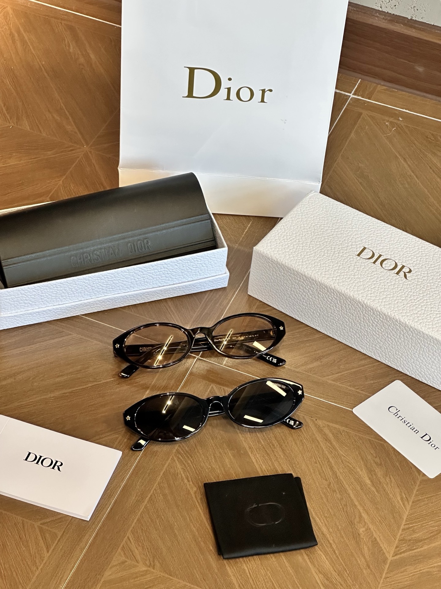 NO:809967,Dioracific R1F sunglasses with black oval frames are simply the favorite of fashionistas!  The upper face is retro and high-end. The black acetate frame is paired with gold-finished stars, giving it a sense of elegance. The Christian Dior logo on the temples is so eye-catching that it will turn heads when walking on the street. The gray lenses are very practical and have first-class sun protection effect, suitable for daily commuting or vacation!  !  , trendy department store, dior19860909Dioracific R1F 太阳眼镜 黑色椭圆形镜框简直是时髦精的心头好！ 上脸复古又高级 黑色醋酸纤维镜框搭配金色饰面星星,贵气感拉满. 镜腿的 Christian Dior 标志超吸睛,走在街上回头率爆表.灰色镜片很实用,遮阳效果一流,日常通勤或者度假都适配！！,潮品百货,dior,accessory