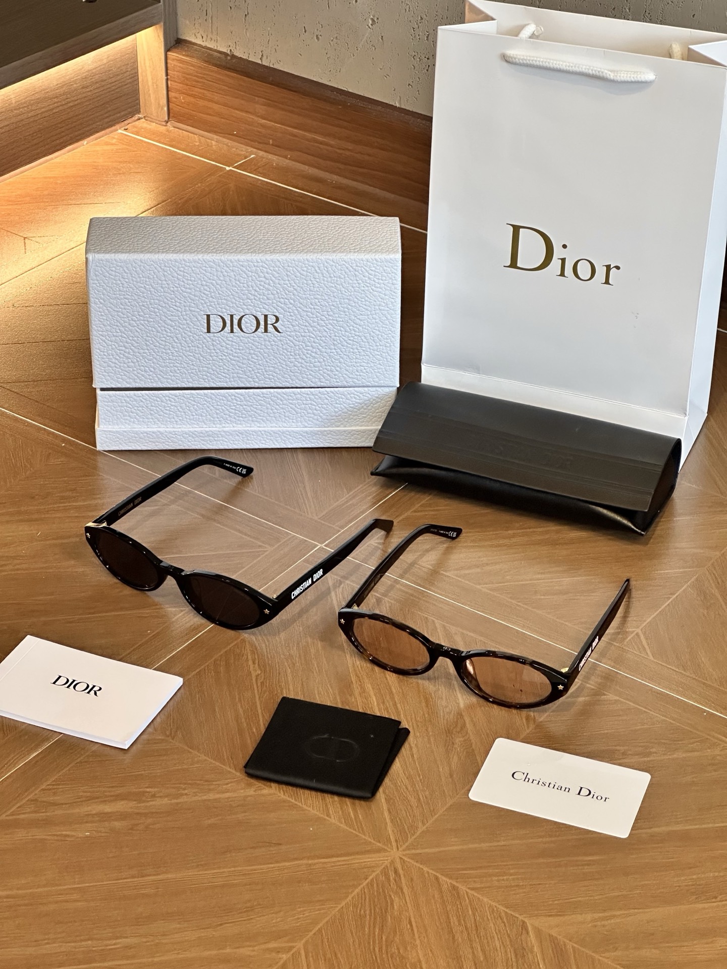 NO:809981,The retro gene of the oval frame + the coolness of the black frame = a versatile and eye-catching fashionable item!  The rounded lines soften the face, and the black frame brings aura. Wear it, it can be salty or sweet, and the style can be switched as you like!  , trendy department store19860909椭圆框的复古基因 + 黑框的酷感加持 =百搭又吸睛的时髦单品！圆润线条柔和脸型,黑色边框自带气场,戴上它,可盐可甜,风格随你切换！,潮品百货,accessory