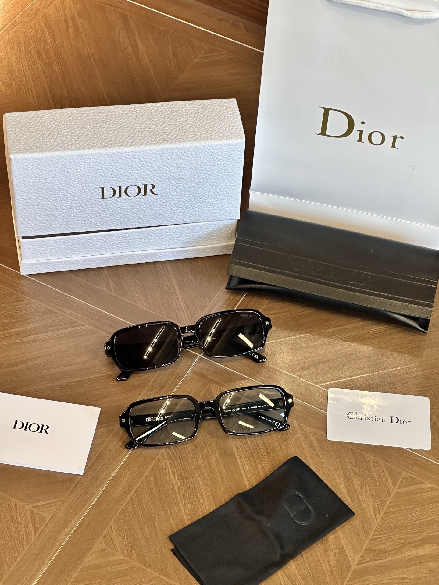 NO:809961,Dioracific S3F sunglasses. The square narrow frame design is very fashionable, and you will instantly look 2.8 meters tall when you put it on. The black acetate frame is high-end and versatile. The golden star detail on the front is the finishing touch. It sparkles in the sun. The Christian Dior logo on the temples is full of texture and shows your identity. The gray lenses are very delicate, sun protection and concave shape at the same time. It can be easily matched with various styles of outfits!  , trendy department store, dior19860909Dioracific S3F 太阳眼镜 方形窄框设计好时髦,戴上气场瞬间两米八 黑色醋酸纤维镜框高级又百搭 正面金色饰面星星细节点睛之笔 阳光下超闪.镜腿上的Christian Dior 标志,质感满满,彰显身份～灰色镜片很精致,防晒同时还能凹造型,各种风格的穿搭都能轻松拿捏！,潮品百货,dior,accessory