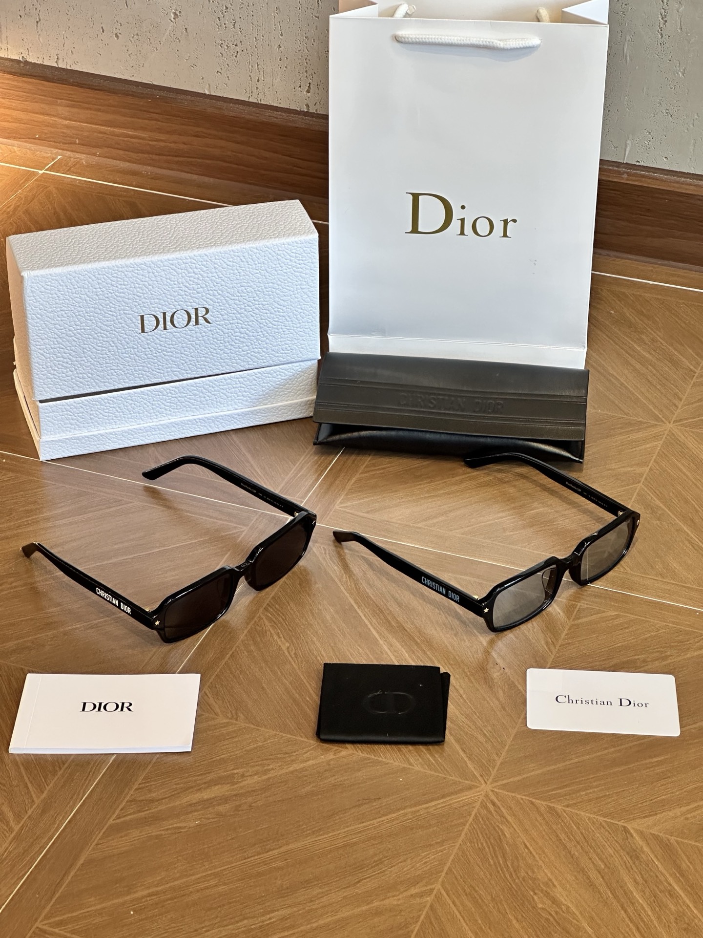 NO:809955,It’s effortless to achieve a high-end look. I found that these small square sunglasses make your face smaller and look very high-end!  Wearing it with a jacket or suspenders will also look very fashionable ~ and it’s super light!  , trendy department store, jackets & coats19860909拿捏高级感不费力 发现这种小方形墨镜巨显脸小而且非常显高级！随便搭件外套或者吊带也显得很时髦～而且超级轻！,潮品百货,jackets & coats,accessory