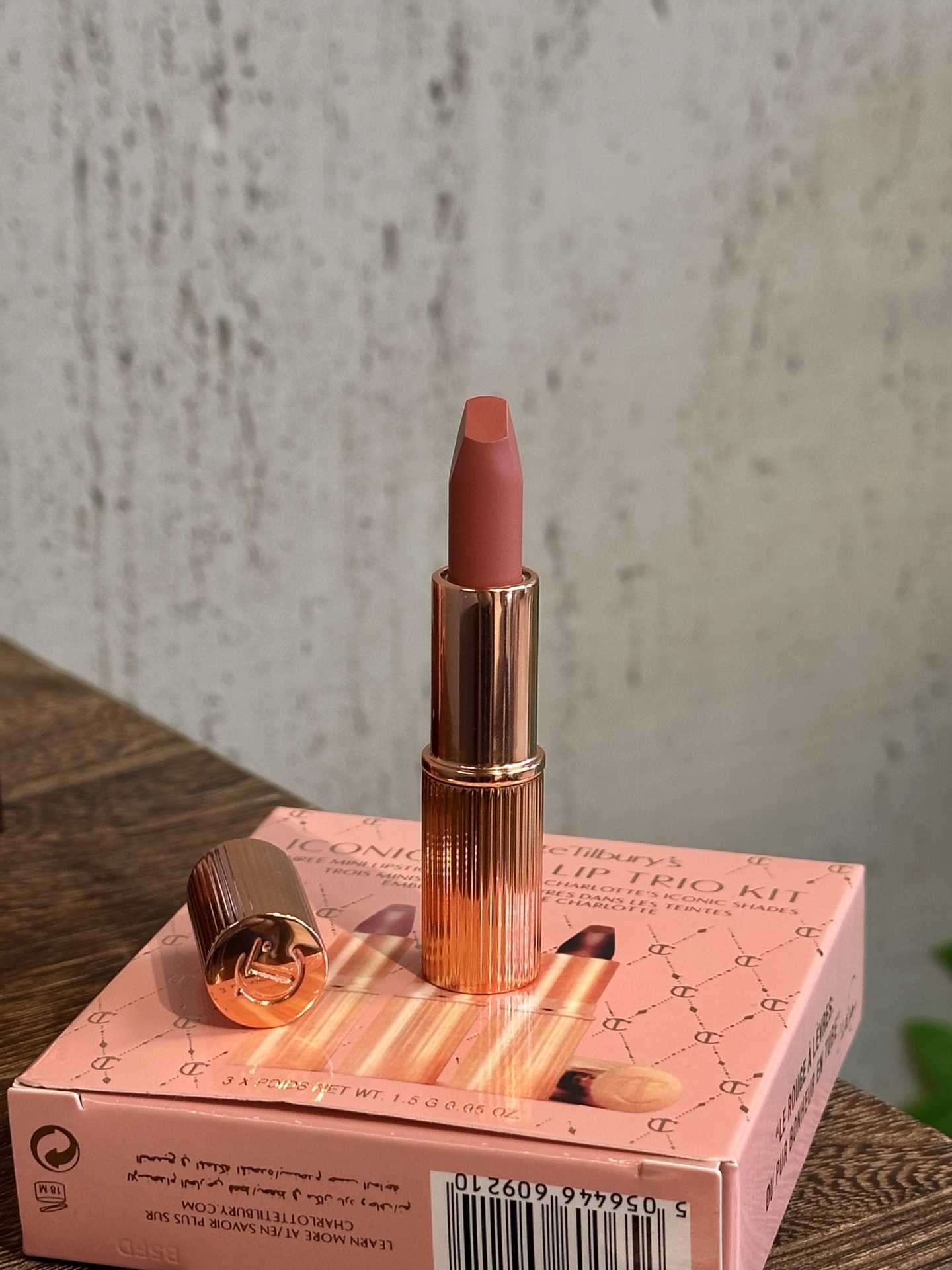 NO:810122,The shades include Pillow Talk 1.5g + Hickey 1.5g + Milk Tea Rose 1.5g. Three lipsticks are sampled, all of which are popular shades!  , lipstick. lip glaze. lipstick19860909色号有枕边话1.5g＋吻痕1.5g＋奶茶玫瑰1.5g,三支口红中样,都是它家的热门色号！,口红.唇釉.唇膏,accessory