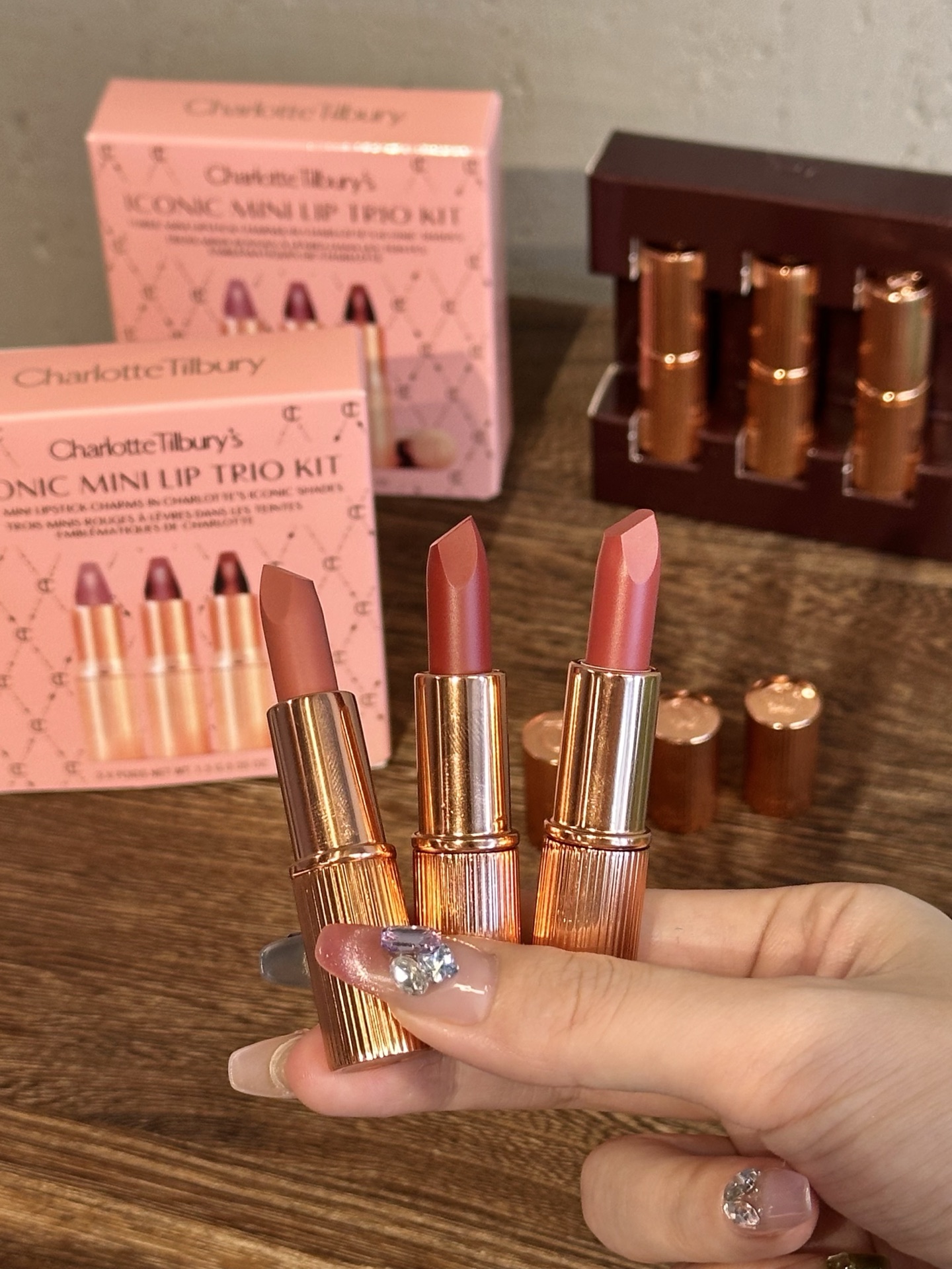 NO:810119,The soft matte finish makes no squeak as soon as it is applied ~ light and silky!  It won’t be sweltering in summer, and I have good lips!  , lipstick. lip glaze. lipstick19860909柔雾感妆效一涂一个不吱声~轻薄又丝滑！ 夏日也不会闷热,妈生好唇拿捏！,口红.唇釉.唇膏,accessory