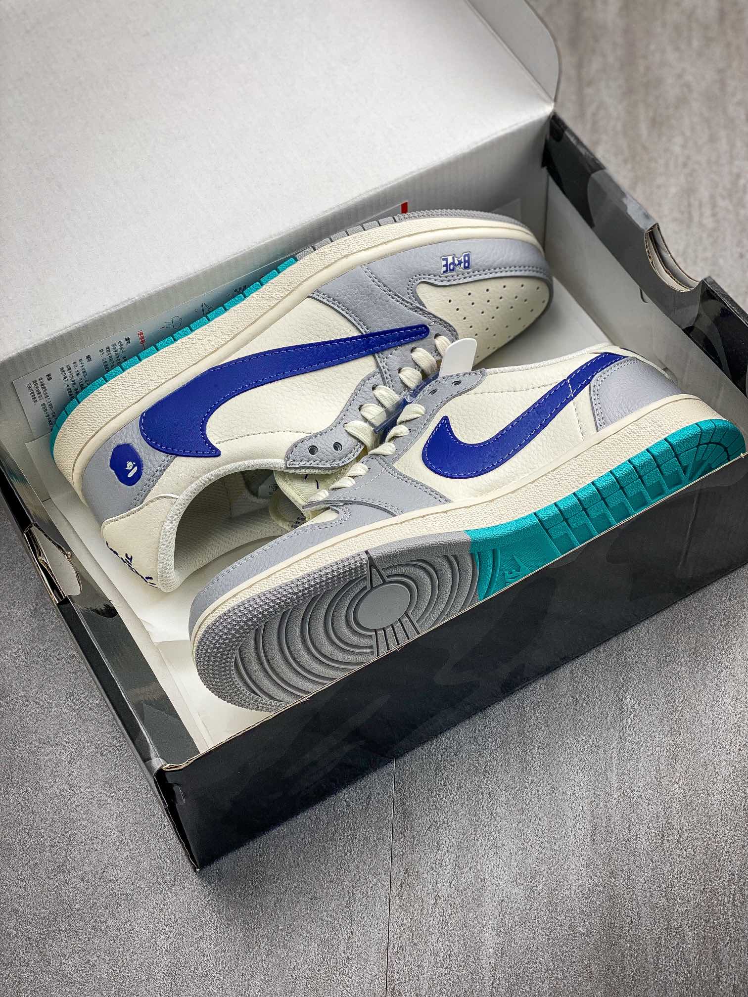 x Air Jordan  Low 此款主张打破传统的工业化流水线设计限制，以Made by ideas的超级创意为理念，集结众多潮流设计师，结合时下最ing潮流风尚，为潮流爱好者打造彰品自我9