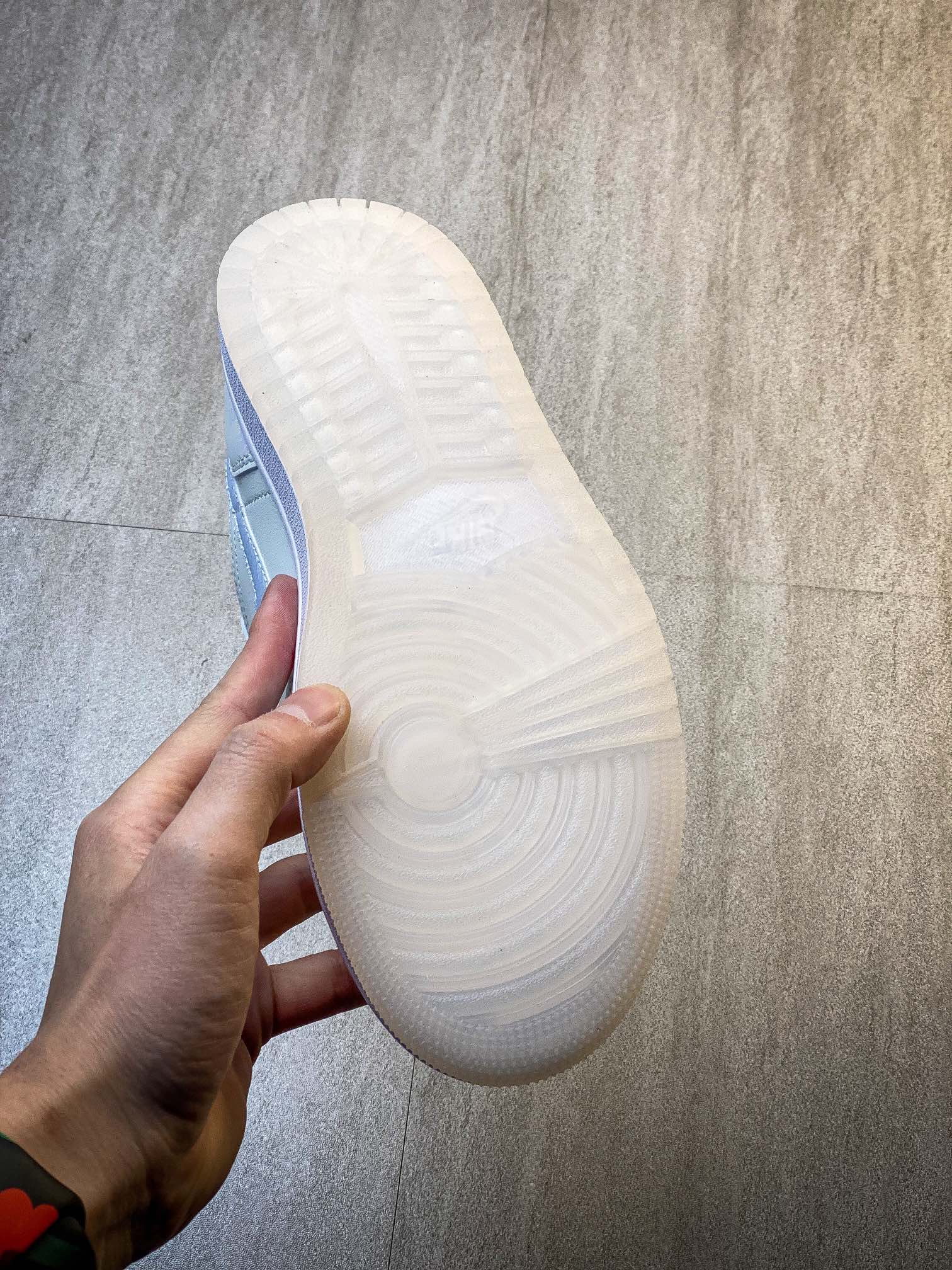 💰240纯原特价
Nike Wmns Air Jordan 1 Low SE”Year of the Snake 2025“AJ1乔丹一代低帮经典复古文化休闲运动篮球鞋“米白幻彩珠光”
HF4080-001 Z4
尺码：36-46（半）