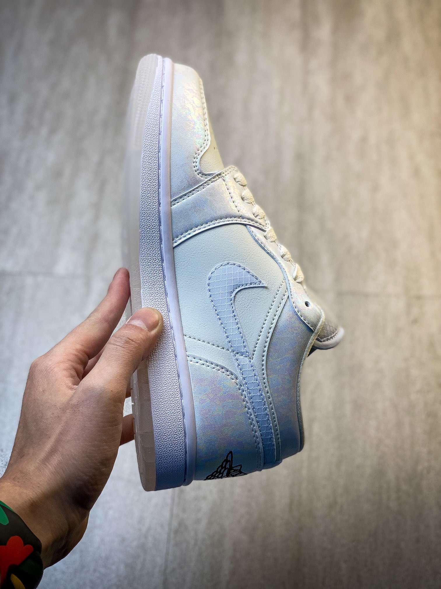 💰240纯原特价
Nike Wmns Air Jordan 1 Low SE”Year of the Snake 2025“AJ1乔丹一代低帮经典复古文化休闲运动篮球鞋“米白幻彩珠光”
HF4080-001 Z4
尺码：36-46（半）