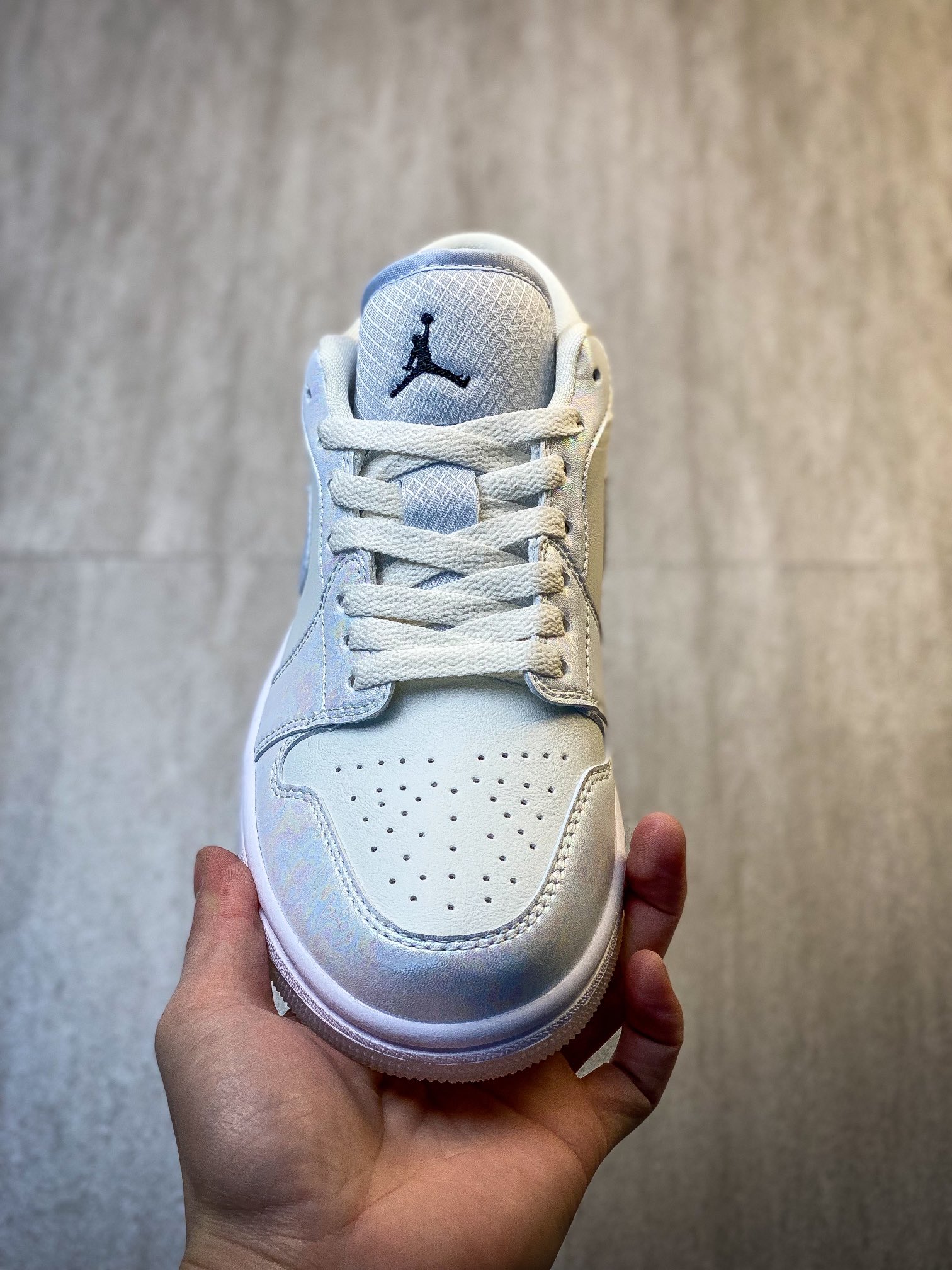 💰240纯原特价
Nike Wmns Air Jordan 1 Low SE”Year of the Snake 2025“AJ1乔丹一代低帮经典复古文化休闲运动篮球鞋“米白幻彩珠光”
HF4080-001 Z4
尺码：36-46（半）