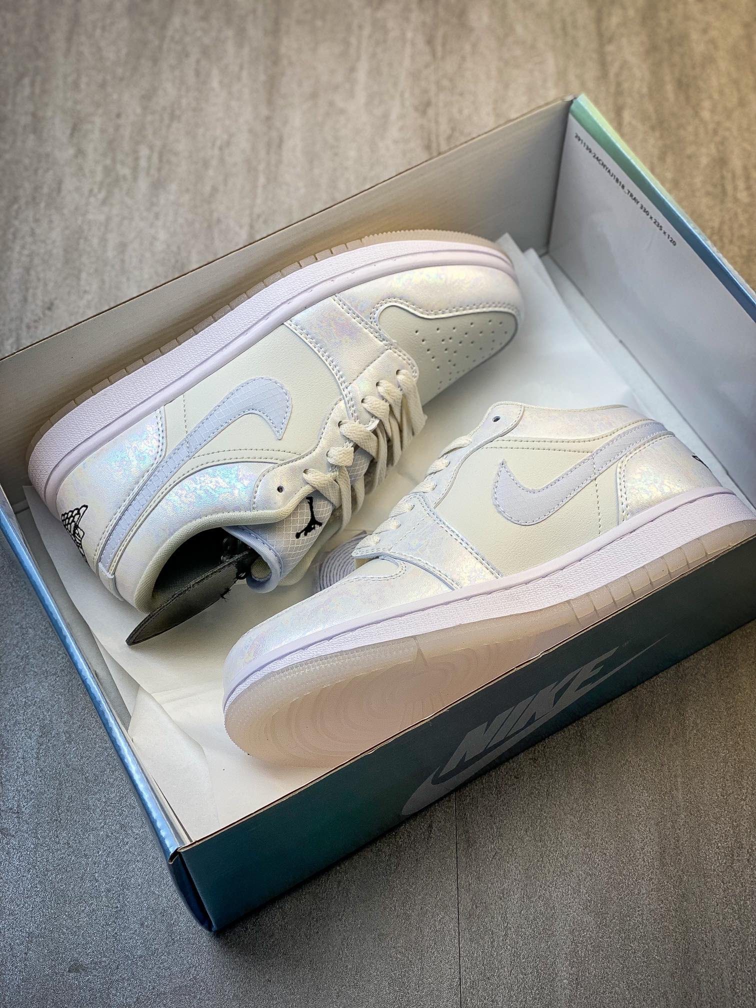 💰240纯原特价
Nike Wmns Air Jordan 1 Low SE”Year of the Snake 2025“AJ1乔丹一代低帮经典复古文化休闲运动篮球鞋“米白幻彩珠光”
HF4080-001 Z4
尺码：36-46（半）