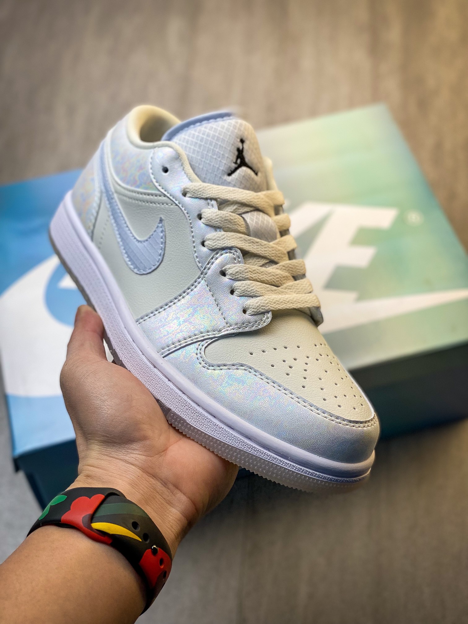 💰240纯原特价
Nike Wmns Air Jordan 1 Low SE”Year of the Snake 2025“AJ1乔丹一代低帮经典复古文化休闲运动篮球鞋“米白幻彩珠光”
HF4080-001 Z4
尺码：36-46（半）