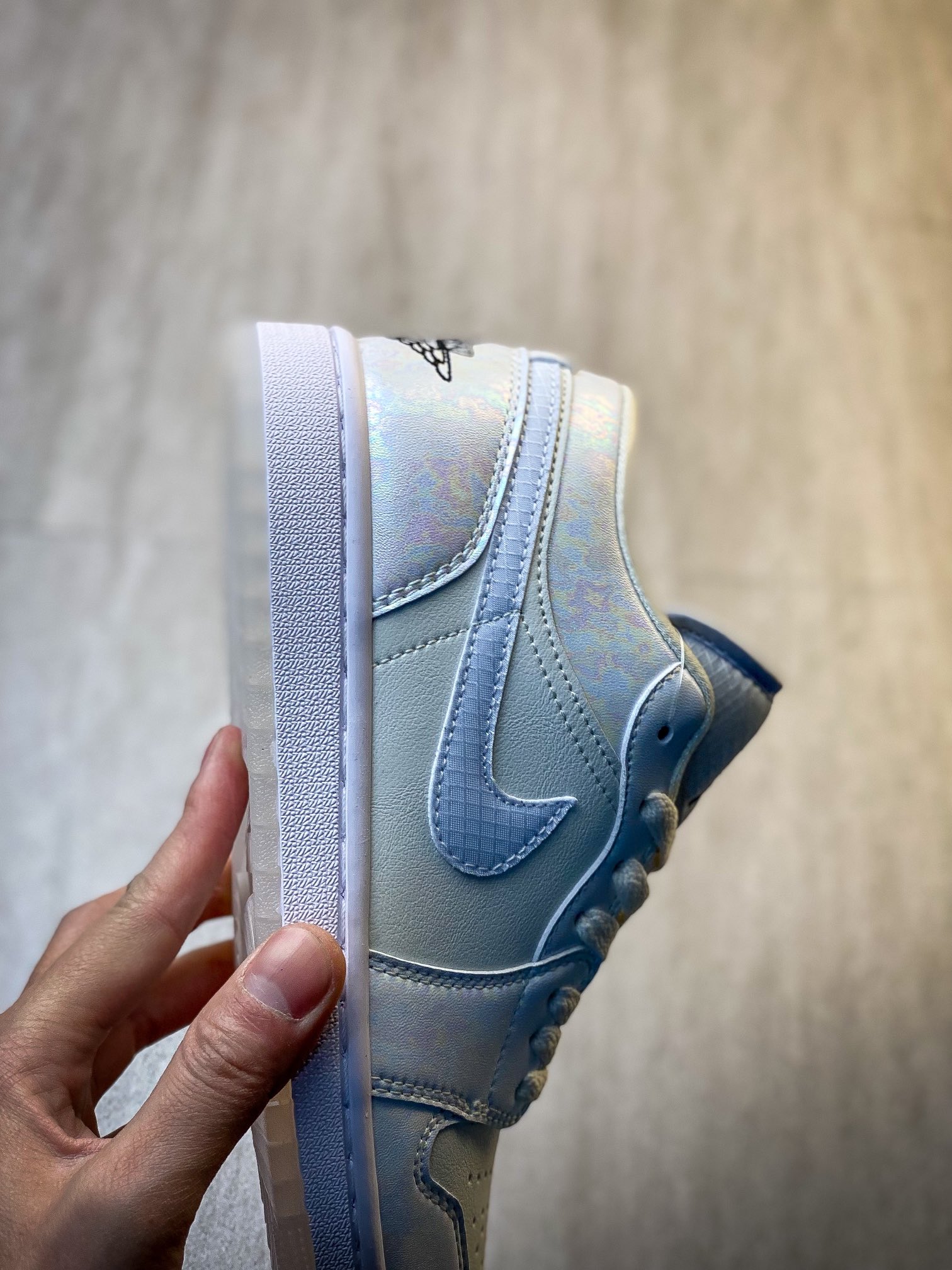 💰240纯原特价
Nike Wmns Air Jordan 1 Low SE”Year of the Snake 2025“AJ1乔丹一代低帮经典复古文化休闲运动篮球鞋“米白幻彩珠光”
HF4080-001 Z4
尺码：36-46（半）