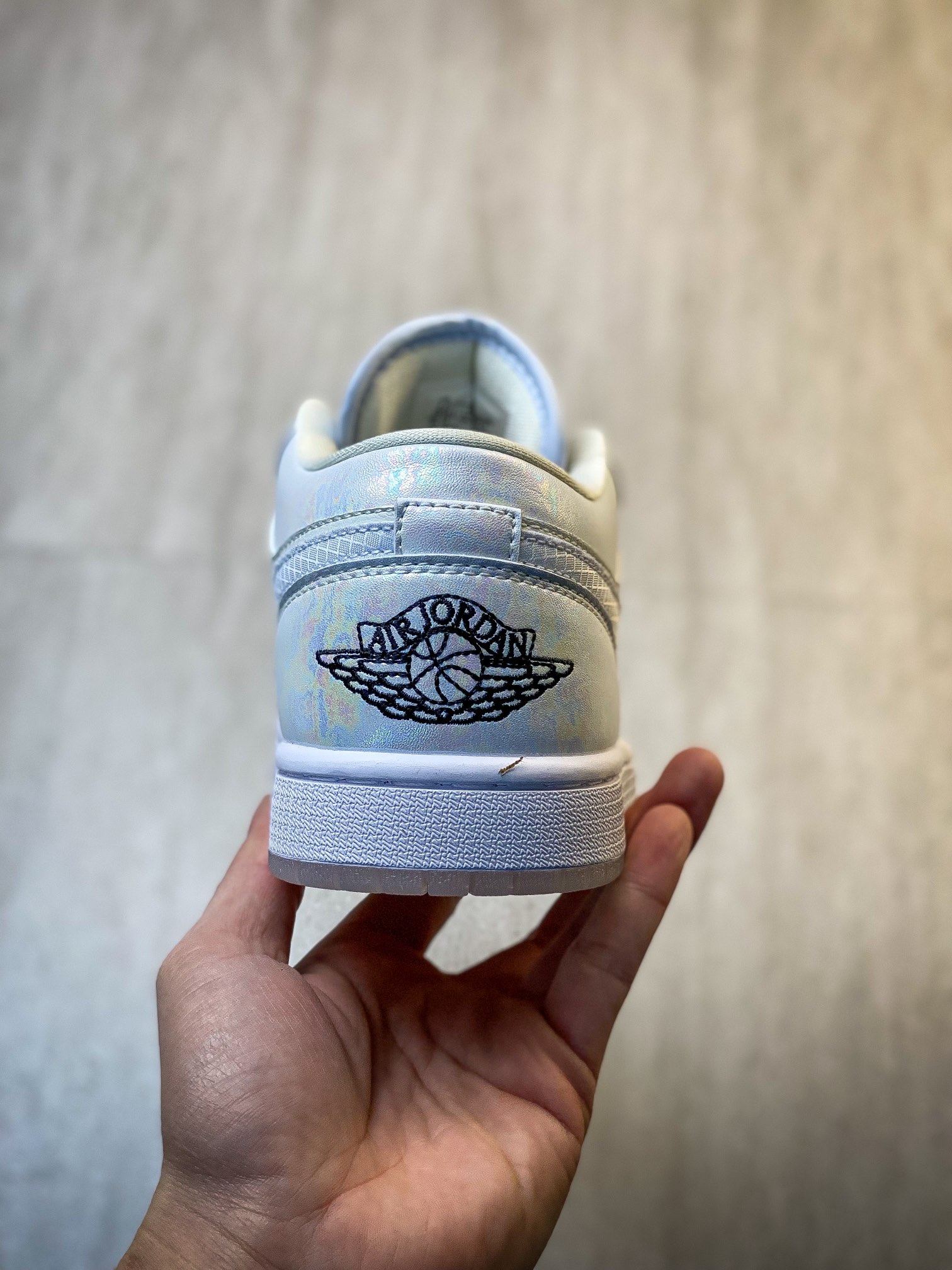 💰240纯原特价
Nike Wmns Air Jordan 1 Low SE”Year of the Snake 2025“AJ1乔丹一代低帮经典复古文化休闲运动篮球鞋“米白幻彩珠光”
HF4080-001 Z4
尺码：36-46（半）
