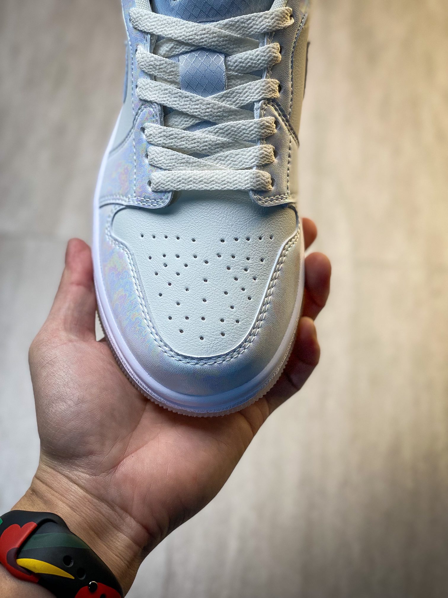 💰240纯原特价
Nike Wmns Air Jordan 1 Low SE”Year of the Snake 2025“AJ1乔丹一代低帮经典复古文化休闲运动篮球鞋“米白幻彩珠光”
HF4080-001 Z4
尺码：36-46（半）