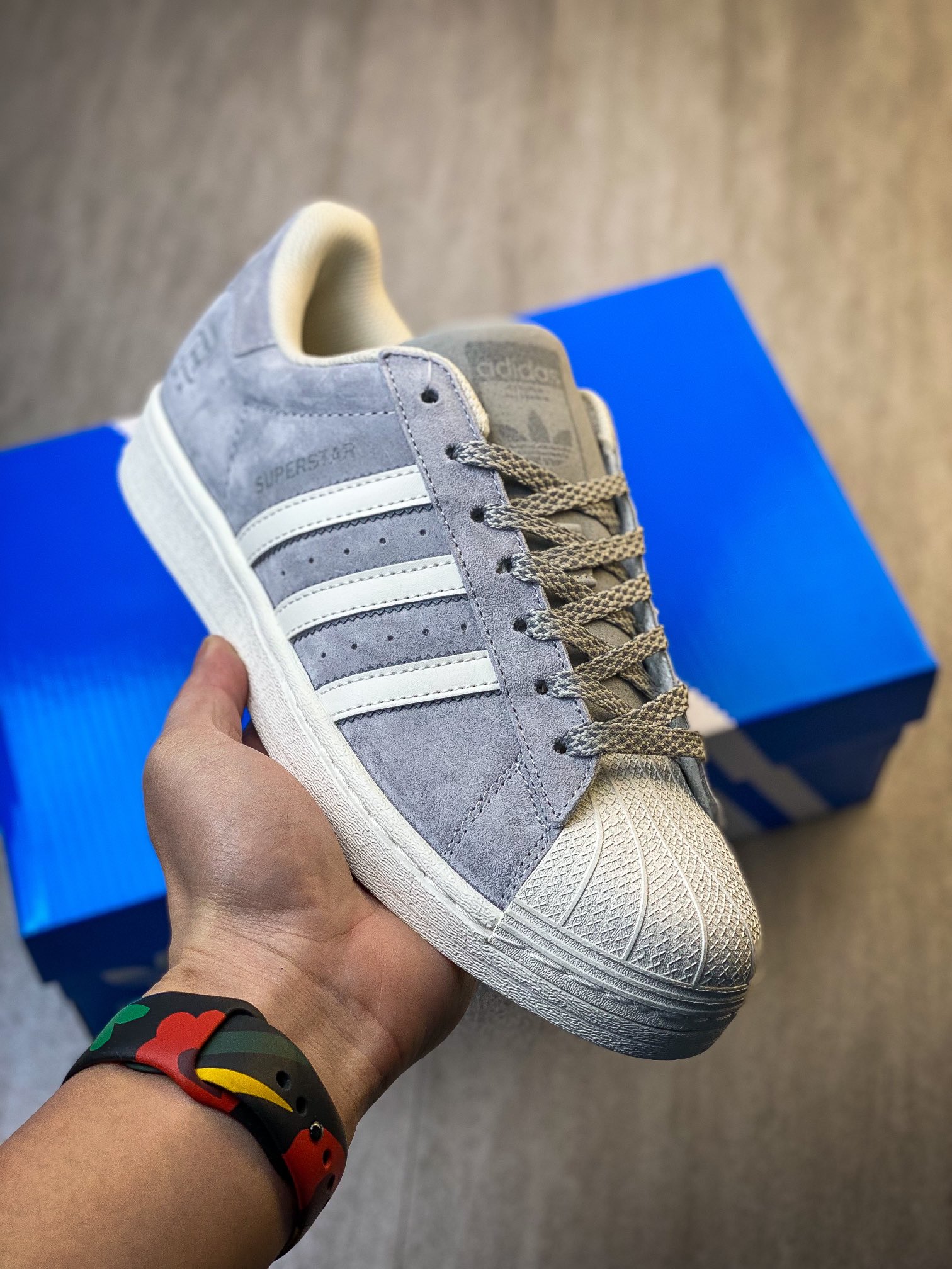 💰150
阿迪达斯/三叶草Adidas Originals Superstar”Beige Tan“经典贝壳头系列低帮百搭休闲运动板鞋
货号：BS0911 D4
尺码：35 36 36⅔ 37⅓ 38 38⅔ 39⅓ 40 40⅔ 41⅓ 42 42⅔ 43⅓ 44 44⅔ 45