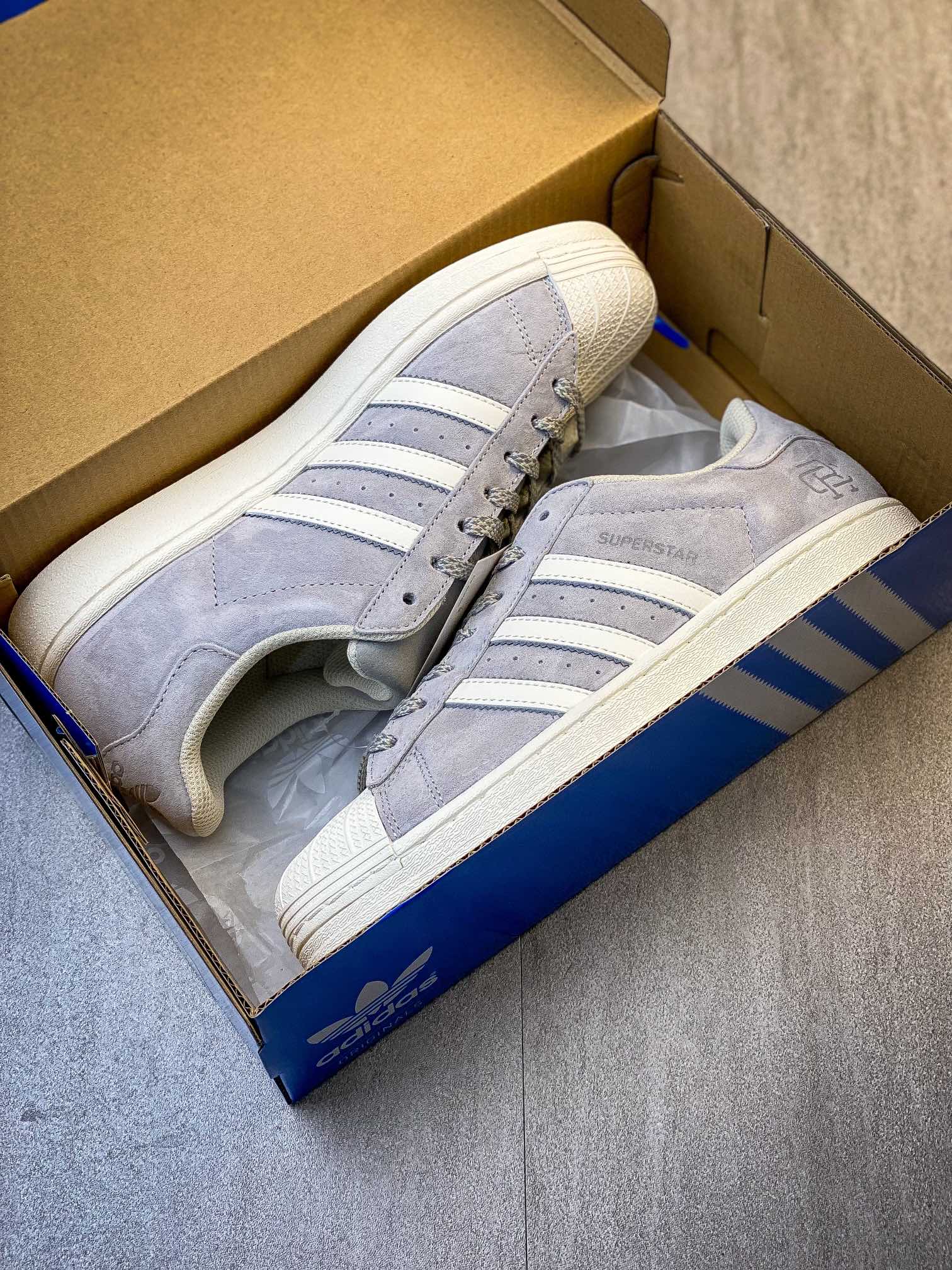 💰150
阿迪达斯/三叶草Adidas Originals Superstar”Beige Tan“经典贝壳头系列低帮百搭休闲运动板鞋
货号：BS0911 D4
尺码：35 36 36⅔ 37⅓ 38 38⅔ 39⅓ 40 40⅔ 41⅓ 42 42⅔ 43⅓ 44 44⅔ 45