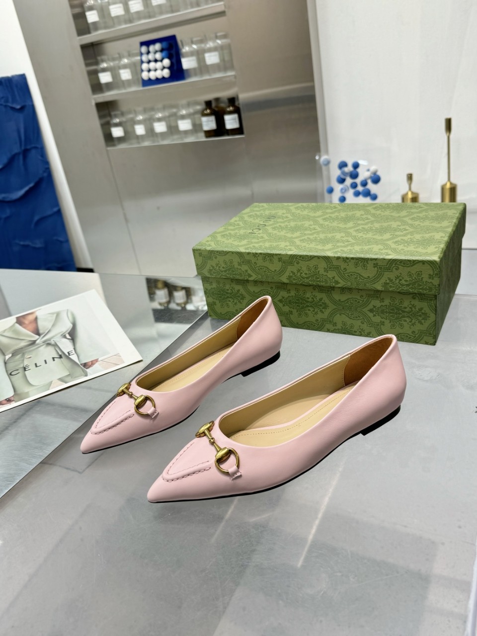 NO:245430,(Leather sole) Gucci Original GG canvas pours the eye-catching essence into this exposed light-mouthed shoe. Brown leather piping and light gold tones complement each other with beige and brown patterns. Pointed toe, elastic straps and low heel complement each other to create a comfortable and fit style design. Upper: top-layer imported painted cowhide/sheepskin lining Outsole: rubber non-slip outsole/skin outsole Size: 35-42 (34/41 42 custom-made non-return), sandals, gucci, sandals, cowhide, sheepskin, Leather soles19860909（真皮底）  Gucci Original GG帆布为这款露跟浅口鞋倾注亮眼精髓.棕色皮革滚边和浅金色调配件与米色和棕色图案交相辉映.尖头、松紧绑带和低跟相辅相成,造就舒适贴合的版型设计. 鞋面:采用头层进口漆牛皮/羊皮内里 大底:橡胶防滑大底/真皮大底 码数:35-42（34/41 42定制不退换）,凉鞋,gucci,sandals,cowhide,sheepskin,Leather soles,Women's Shoes