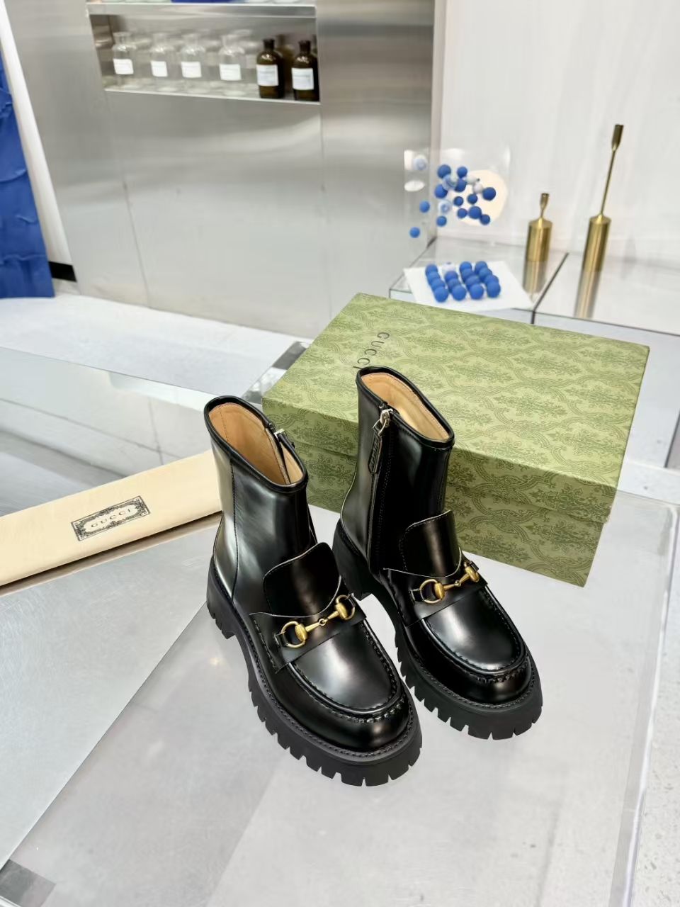 NO:536254,Gucci Women's Horse Bed Boots Collection pattern continues to shine in Gucci's new series. The new series presents horse bite accessories, highlighting the brand's equestrian heritage. This women's boot is made of leather and matched with rubber grooved soles. Fabric open beads/tube height 6.5 size 35-42#, boots, gucci, boots19860909Gucci女士马衔扣靴子 典藏图案继续在Gucci全新系列中大放异彩.全新系列匠心呈献马衔扣配件,彰显品牌马术传承.这款女士靴子采用皮革制作,搭配橡胶沟纹鞋底. 面料开边珠/筒高6.5 码数35-42#,靴子,gucci,boots,Women's Shoes