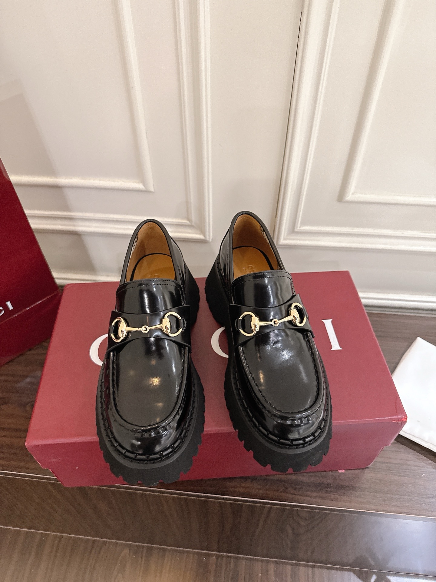 NO:578229,Gucci loafers with horsebit grooved soles. As the brand's tribute to the origins of equestrianism, the horsebit has gone through years of baptism, integrating its rich historical heritage and modern fashion into one. Cowhide surface, thick sole, size 35-42#, loafers, gucci, loafers, cowhide19860909Gucci 饰马衔扣沟纹底乐福鞋 作为品牌对马术本源的致敬之作,马衔扣历经岁月洗礼之后,将厚重历史底蕴和现代时尚流行融合形成一体 牛皮面 底厚 码数35-42#,乐福鞋,gucci,loafers,cowhide,Women's Shoes