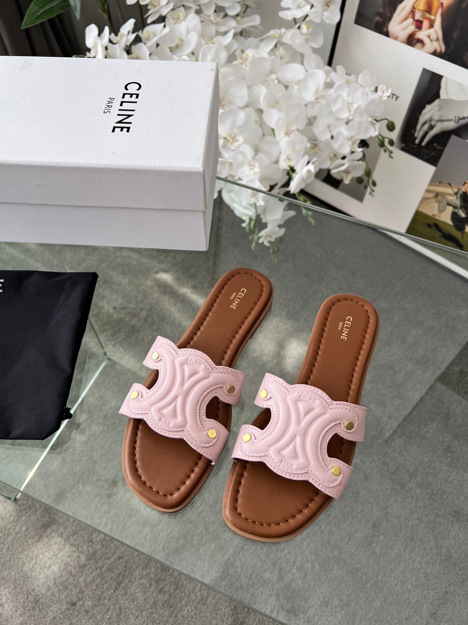 NO:416782,| 5 CEL*E Summer new style hot Arc de Triomphe British style flat sandal slippers Simple, atmospheric and fashionable, unpredictable, it is a classic that never fades away in the fashion circle, retro British style, extraordinary temperament Original cowhide leather fabric genuine leather edges Rubber sole genuine leather outsole Size 35-42 〈40.41.42 Custom made no return and exchange〉, slippers, sandals, slippers, cowhide, Leather soles19860909| 5 CEL*E 夏新款爆款凯旋门英伦风平底凉鞋拖鞋 简约大气时髦,耐看不过时,是时尚圈永不退潮的经典所在,复古的英伦风格,气质非凡 原版牛皮面料 真皮沿条包边 橡胶底 真皮大底 码数35-42〈40.41.42订做不退换〉,拖鞋,sandals,slippers,cowhide,Leather soles,Women's Shoes