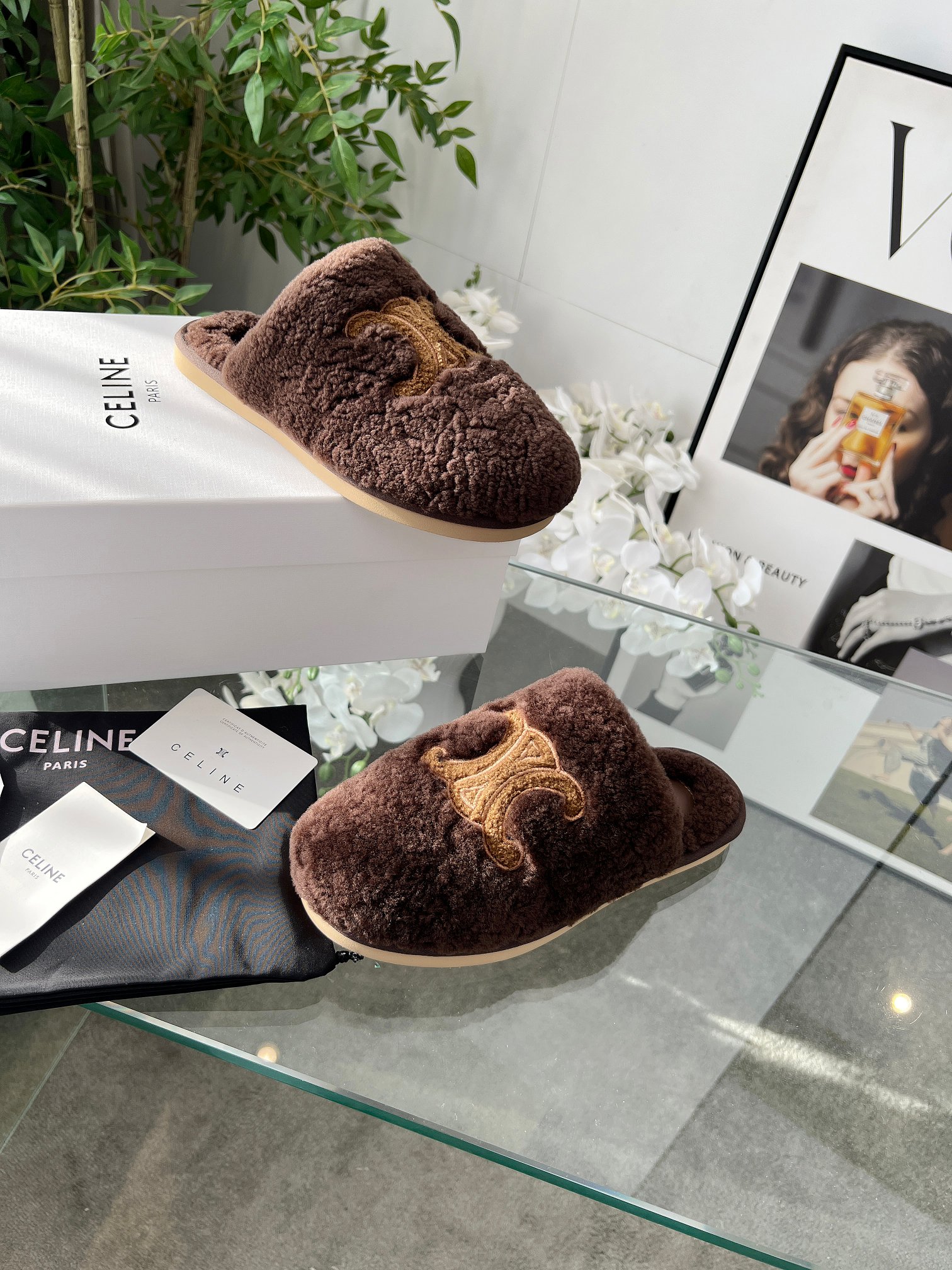 NO:482544,Ce*ne/Celine 2025ss autumn and winter new lamb fur Birkent toe-drag fur slippers, very comfortable and warm on the feet. This season's Seline made me love it again!  There are too many beautiful shoes in this season. This kind of fur drag really makes me unable to extricate myself. It's so cute. The furry wool is made of European imported A-grade lamb fur, which is comfortable and warm!  The footbed logo is made of mixed-bred sheepskin, and we chose the same material as the original version as the backsheet!  !  Number of codes: 35-40 (40 custom made without return) with original packaging, semi-torn fur shoes, celine, slippers, sheepskin19860909Ce*ne/塞琳 2025ss秋冬新款羊羔毛勃肯包头拖毛毛拖鞋,上脚非常舒适保暖 这一季的赛琳又让我重新爱了它一次！这季节美鞋太多这款毛拖真的是让我无法自拔真太可爱了～ 毛茸茸的羊毛是选用欧洲进口A级羊羔毛,舒适保暖！ 垫脚logo部位采用混种羊皮, 大底我们选用的是与原版一样的材质底片耐磨防滑！！ 码数:35-40（40定做不退换） 配原版包装,半拖毛毛鞋,celine,slippers,sheepskin,Women's Shoes