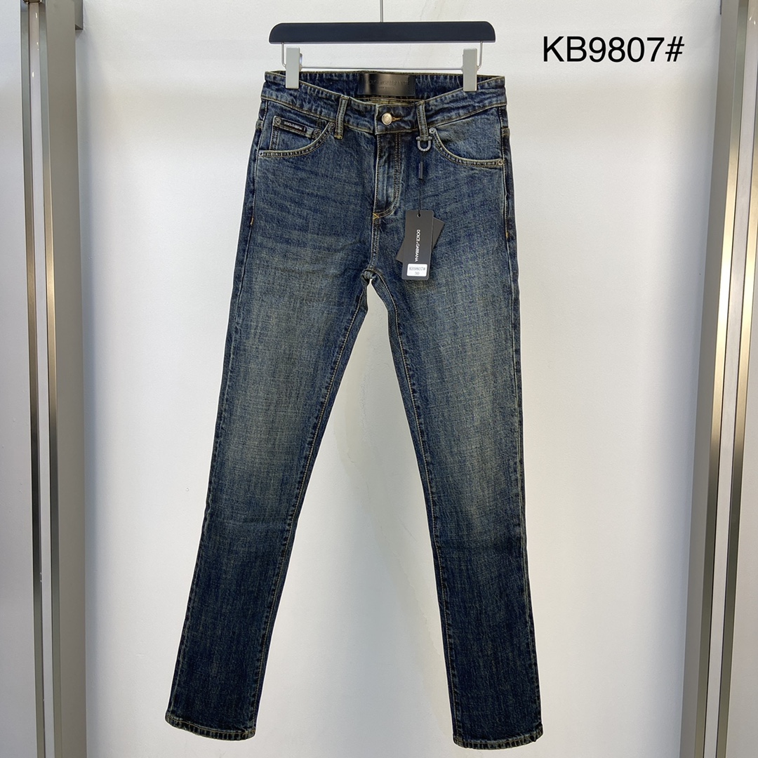 NO:132224,D&G2025 spring and summer new style original single ruthless jeans, original hardware leather card!  The style is super formal. It is slim and not tight, and it is super stylish. Original customized washing denim fabric, original hardware and auxiliary materials are molded!  Very handsome on the upper body!  Number of codes 29-3635, Dolce & Gabbana, jeans, alexander wang19860909D&G2025春夏新款 原单狠货牛仔裤,原版五金皮牌 ！版型超正.修身不紧身,超级有范,原版定制水洗牛仔面料,原版五金辅料开模！上身帅气十足！码数29-3635,,Dolce&Gabbana,jeans,alexander wang,Men's clothing