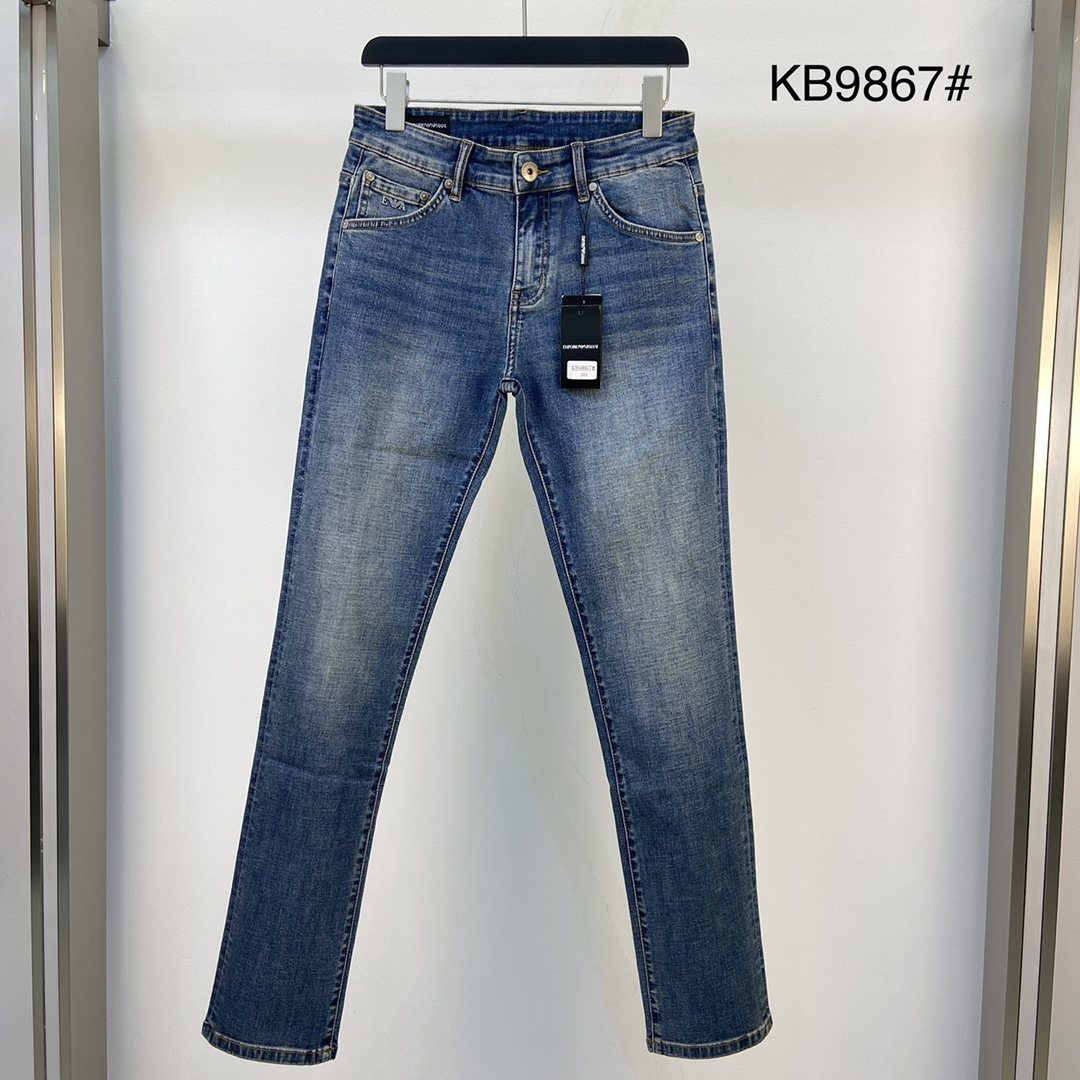 NO:132236,Armani's new spring and summer 2025 original single jeans, original hardware leather card!  The style is super formal. It is slim and not tight, and it is super stylish. Original customized washing denim fabric, original hardware and auxiliary materials are molded!  Very handsome on the upper body!  Number of codes 29-3635, Armani, jeans, alexander wang19860909阿玛尼2025春夏新款 原单狠货牛仔裤,原版五金皮牌 ！版型超正.修身不紧身,超级有范,原版定制水洗牛仔面料,原版五金辅料开模！上身帅气十足！码数29-3635,,armani,jeans,alexander wang,Men's clothing