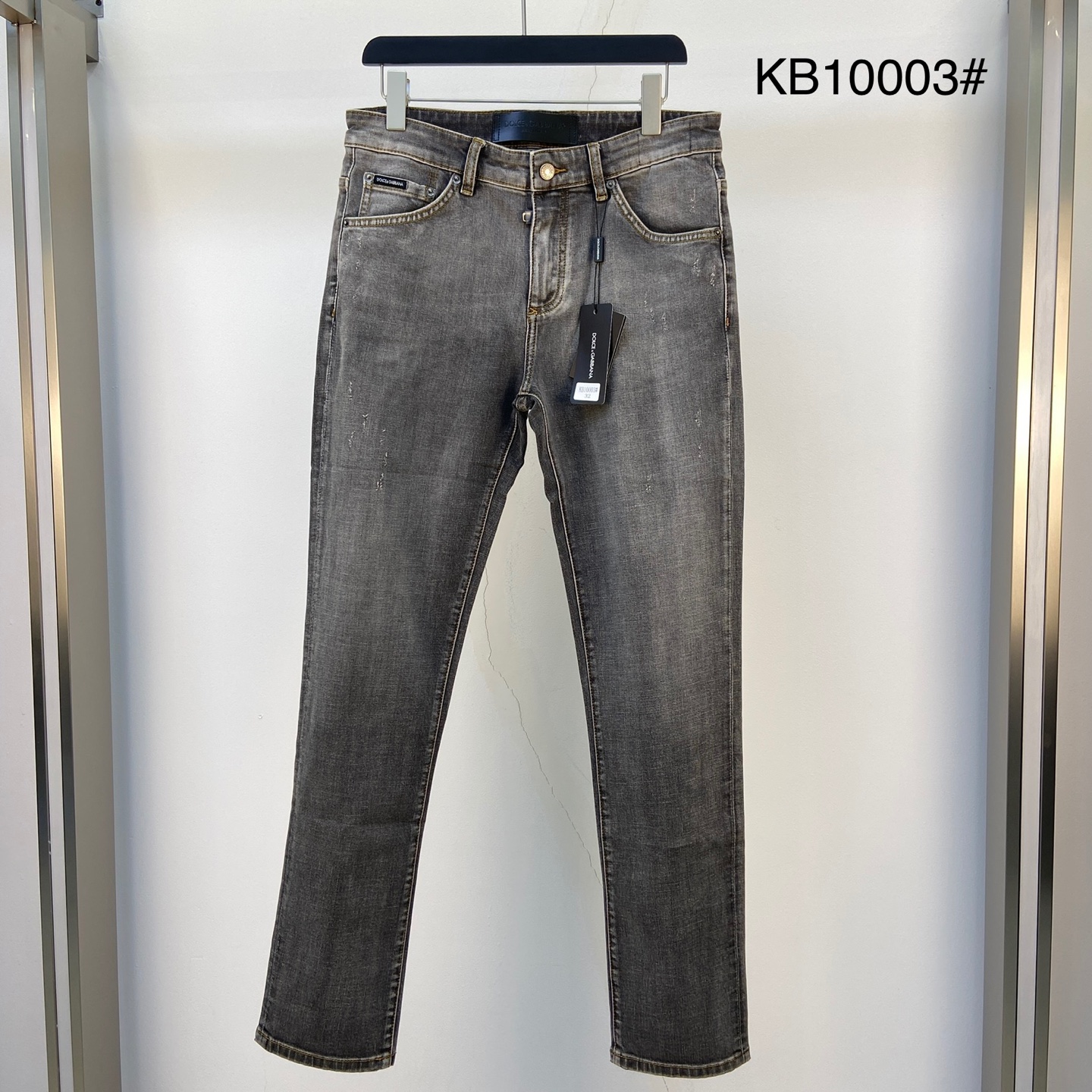 NO:132242,D&G 2025 Spring and Summer New Style Original Single Ruthless Jeans, Original Hardware Leather Card!  The style is super formal. It is slim and not tight, and it is super stylish. Original customized washing denim fabric, original hardware and auxiliary materials are molded!  Very handsome on the upper body!  Number of codes 29-3635, Dolce & Gabbana, jeans, alexander wang19860909D&G 2025春夏新款 原单狠货牛仔裤,原版五金皮牌 ！版型超正.修身不紧身,超级有范,原版定制水洗牛仔面料,原版五金辅料开模！上身帅气十足！码数29-3635,,Dolce&Gabbana,jeans,alexander wang,Men's clothing