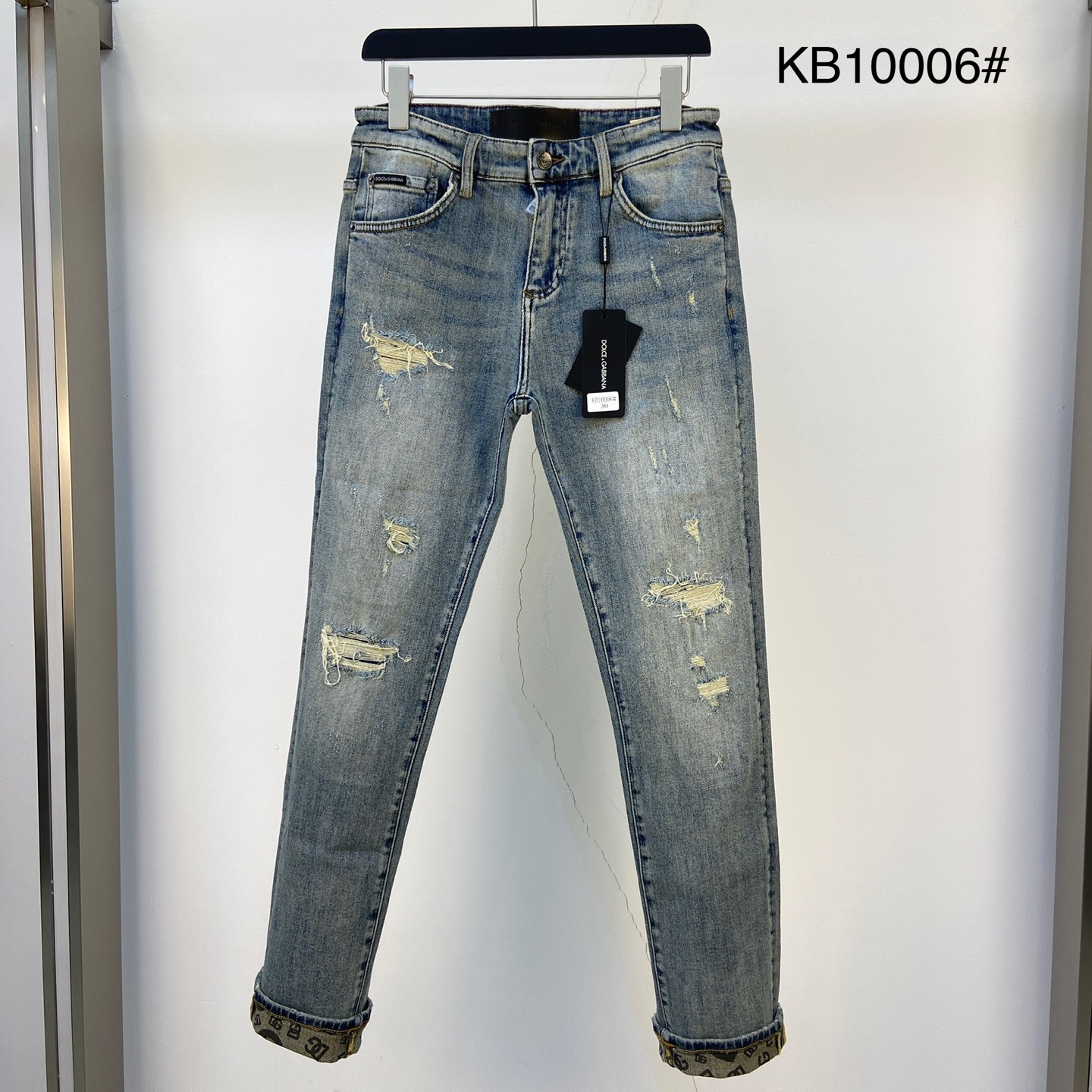 NO:132245,D&G2025 spring and summer new style original single ruthless jeans, original hardware leather card!  The style is super formal. It is slim and not tight, and it is super stylish. Original customized washing denim fabric, original hardware and auxiliary materials are molded!  Very handsome on the upper body!  Number of codes 29-3635, Dolce & Gabbana, jeans, alexander wang19860909D&G2025春夏新款 原单狠货牛仔裤,原版五金皮牌 ！版型超正.修身不紧身,超级有范,原版定制水洗牛仔面料,原版五金辅料开模！上身帅气十足！码数29-3635,,Dolce&Gabbana,jeans,alexander wang,Men's clothing