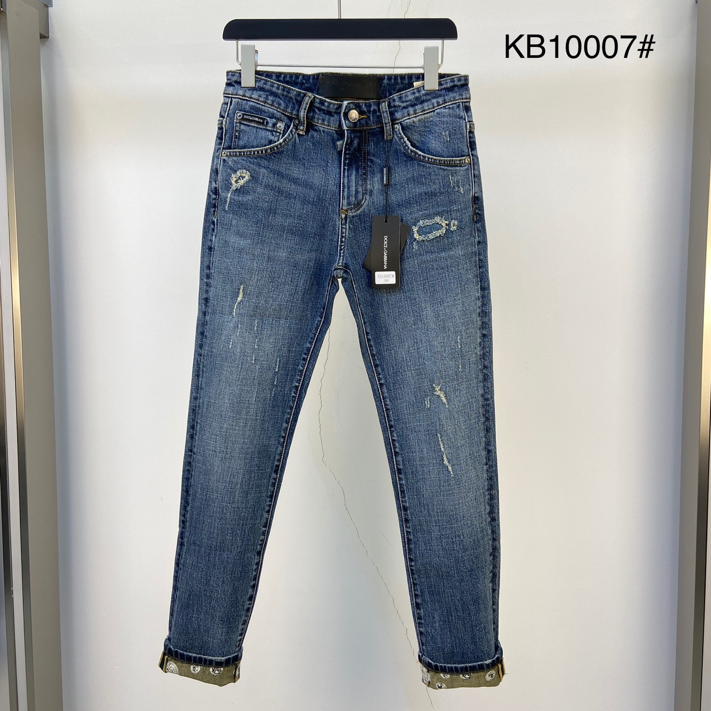 NO:132223,D&G 2025 Spring and Summer New Style Original Single Ruthless Jeans, Original Hardware Leather Card!  The style is super formal. It is slim and not tight, and it is super stylish. Original customized washing denim fabric, original hardware and auxiliary materials are molded!  Very handsome on the upper body!  Number of codes 29-3635, Dolce & Gabbana, jeans, alexander wang19860909D&G 2025春夏新款 原单狠货牛仔裤,原版五金皮牌 ！版型超正.修身不紧身,超级有范,原版定制水洗牛仔面料,原版五金辅料开模！上身帅气十足！码数29-3635,,Dolce&Gabbana,jeans,alexander wang,Men's clothing