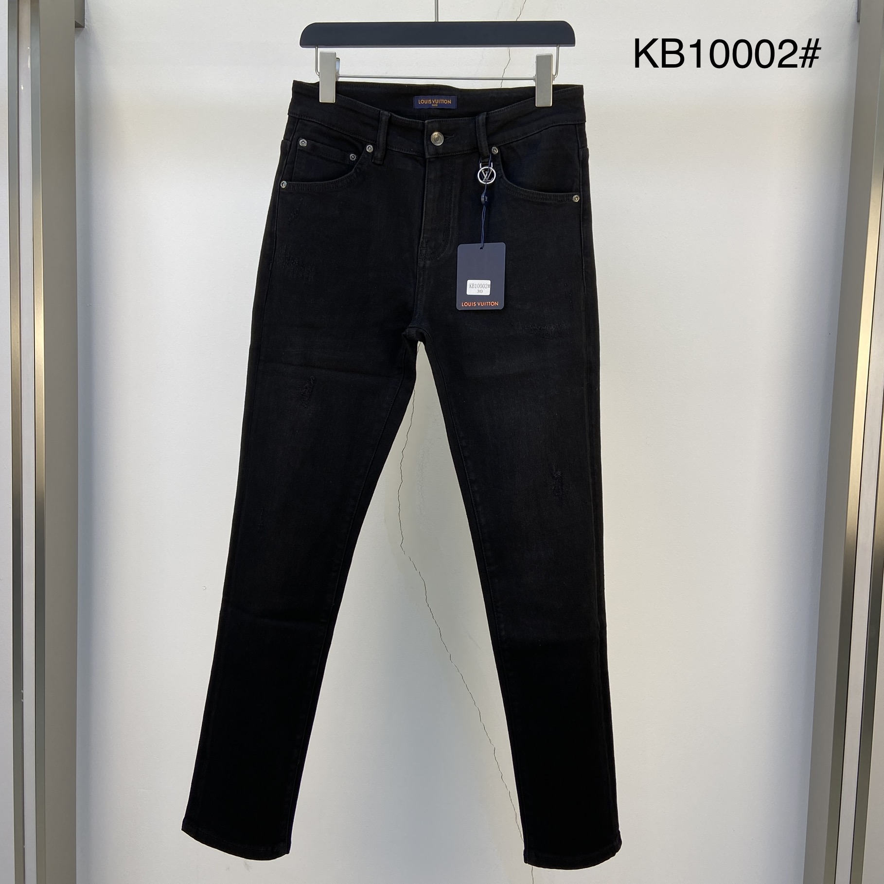 NO:132226,Lv2025 spring and summer new style, original single ruthless jeans, original hardware leather card!  The style is super formal. It is slim and not tight, and it is super stylish. Original customized washing denim fabric, original hardware and auxiliary materials are molded!  Very handsome on the upper body!  Count 29-3635, louis vuitton,jeans,alexander wang19860909Lv2025春夏新款 原单狠货牛仔裤,原版五金皮牌 ！版型超正.修身不紧身,超级有范,原版定制水洗牛仔面料,原版五金辅料开模！上身帅气十足！码数29-3635,,louis vuitton,jeans,alexander wang,Men's clothing