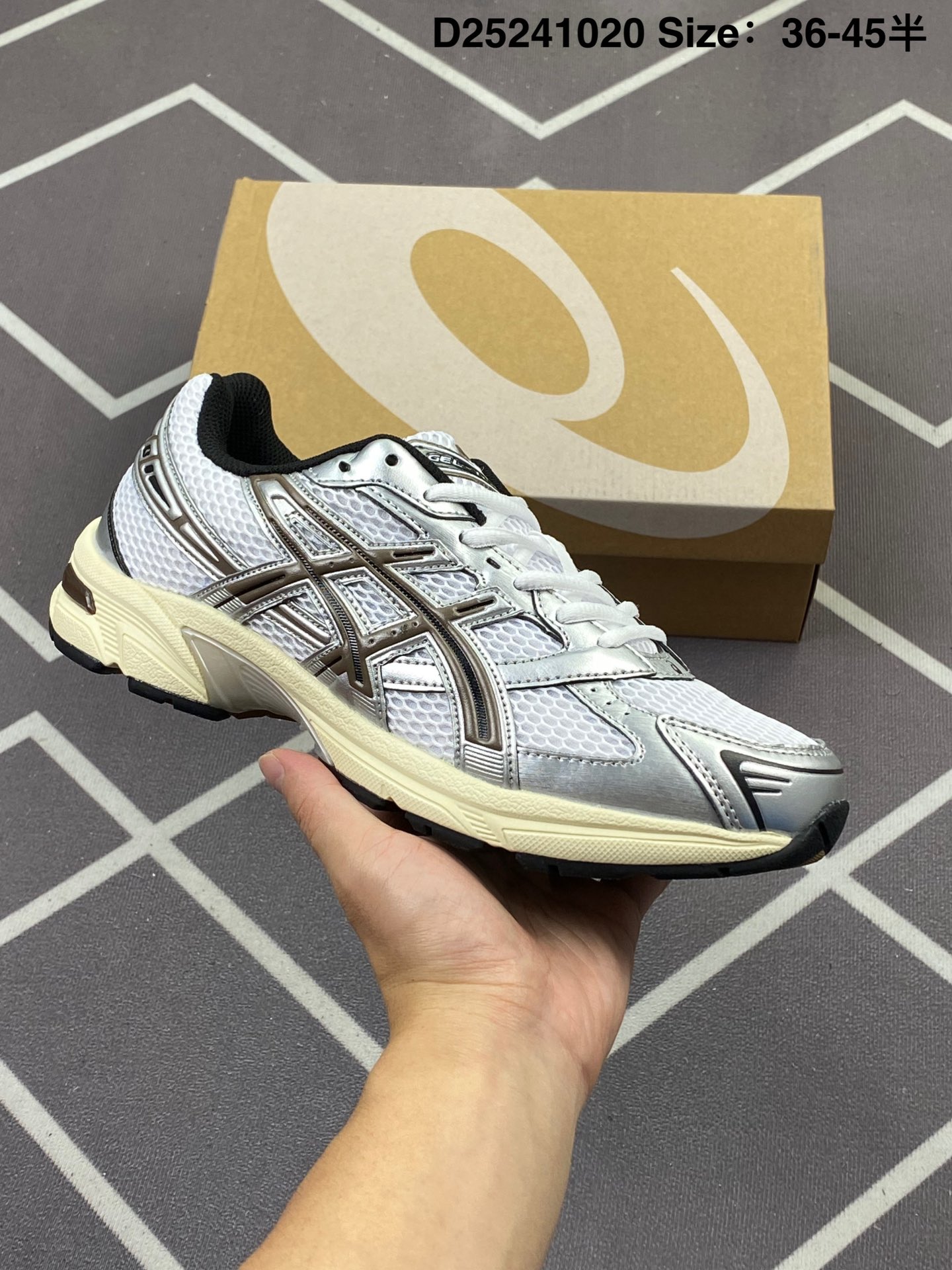 合集💰120
ASICS 亚瑟士 新款情侣健步减震复古鞋GEL-1130 男女时尚透气运动潮流耐磨休闲鞋 。选用网眼与皮革相接，复古而富有层次感。网布搭配银色金属感线条，虎爪 Logo 加入配色点缀，加深复古时尚美感。Ortholite 鞋垫+搭载着 GEL 缓震胶的鞋底，同时辅以耐磨大底提供良好抓地力。复古美学入门代表作，重现2000年代后期的复古美学。

dunk耐克Nike阿迪达斯三叶草空军一号aj1椰子350新百伦nb327古驰脏脏鞋lv麦昆匡威1970s万斯彪马aj312斐乐巴黎世家aj4飞马亚瑟士贝壳头添柏岚鬼冢虎华夫飞马UGG库里篮球鞋詹姆斯乔丹贝壳头gtAJ1 low乔1闪电倒勾777尺码：36-47.5 耐克 阿迪达斯 三叶草 椰子350 v2 sb dunk 古驰脏脏鞋 麦昆 匡威1970s 万斯 vans 范斯 新百伦 乔丹 air jordan 亚瑟士 斯凯奇 斐乐 彪马 锐步 mlb  fila 鬼冢虎 莆田鞋 板鞋 樱花粉 af1 高帮 纯白 复古  满天星 解构 鞋盾 小麦色  蓝粉  马卡龙 低帮 独角兽 鸳鸯 联名 童鞋  冰淇淋  骨白冰蓝  白蓝 黑色 小白鞋 电玩像素 黑白 涂鸦 镭射 雾霾 白色  diy  1970s 夜光  大童 泼墨 中帮 黑武士 洛克公园 魔术贴 情侣 经典 四钩 奶咖色 刮刮乐 白丝绸 白银 3m 反光 白绿夜光 白橙双钩 小雏菊  权志龙 白绿橙 off white 飞线  金钩 冰块 小银钩 笑脸 缝线  剪纸蓝丝绸  情人节限定  白金 蓝白 354 黑曜石   熊猫 像素  冰蓝 四小勾 水晶底 寿桃 洞洞鞋 彩虹像素  灰色 air force 1 黑色   拖鞋 aj4 aj35 aj11 篮球鞋 莆田 aj3 aj6 aj13 aj7 童鞋 儿童鞋  aj312   aj36 黑白奥利奥  传奇蓝  aj32  限量版 飞人拖鞋 康扣  熊猫 北卡蓝  low  白水泥  藤原浩  aj34郭艾伦 影子灰  蒂芙尼绿 aj10 倒钩  aj9 冰雪奇缘 黑曜石 aj31  aj270 球鞋  大魔王 冰激凌  樱木花道  热熔岩  迪奥联名  胭脂红 凉鞋 aj15  满天星 水泥灰 芝加哥 鸳鸯 aj28  情侣 aj28 樱花粉 电玩像素 北卡蓝 小迪奥 粉色 樱花粉 电玩像素  烟灰 变色龙 兵马俑 大巴黎 aj16  兔八哥  马卡龙  大学蓝 aj30 黑水泥  白蛇 叶绿素 火影 白水泥 情人节限定 粉蛇 黑红 球鞋gtcut   kobe球鞋 zoom kobe 500黑武士 2022r nike星空 gt球鞋 zoom跑鞋 纽巴伦990 nikecourt女鞋 zoom aj1 nb827 斐乐hike nike青花瓷 aj镭射 科6 next跑鞋 宇航员2.0 小白鞋 男鞋 运动鞋 斯凯奇 斐乐 板鞋 aj 彪马 新百伦 亚瑟士 new balance adidas 阿迪达斯 篮球鞋 空军一号 纯白  跑步鞋 vision street wear puma 女运动休闲鞋 nb  情侣鞋 球鞋 dunk 美津浓 欧文7  运动鞋女款跑步鞋 休闲男鞋  aj1 拖鞋 耐克鞋男新款 鞋子 童鞋 男款  飞马  zoom 超级飞马 跑鞋  老爹鞋 air max 儿童鞋子 男士 飞马38 m2k 日落 黑白熊猫  女款  飞马39  男款 阿甘鞋 飞马37  夏季  dunk sb 华夫鞋 凉鞋  开拓者 夏款 毛毛虫  气垫 air zoom 休闲鞋 高帮 帆布鞋 sacai 2022 vapormax 赤足  飞马36 af1 紫葡萄 树莓紫  winflo8 court女鞋 网鞋 zoom 破二  dc0774 拖鞋 superfly 子弹头 dunk黑白熊猫 blazer max270 欧文7 小童鞋  阿尔法 欧文8 登月 星空 莆田  黑武士 airmax97 贝壳头 三叶草 boost   forum 椰子鞋  yeezy  neo  暗夜精灵 金标 椰子 350 v2  ultraboost 清风 阿尔法 涉水鞋 ub21 ub22  forum84 ub nmd 爆米花 pro2 cut  supernova x9000 椰子500  小椰子 forum low 史密斯 椰子700  樱花系列女鞋 新百伦530 327   574   5740 满天星 992 550 990 303 nb2002ra 302 元祖灰 993 990v5 nb300 ms327 580 999 nb327新百伦 新百伦878 nb300 5740奶茶色 m5740nb5740 997 608 452 nbms327 992元祖灰 996 880 低帮  倒钩  aj1 low 北卡蓝 黑曜石  倒钩藤原浩鞋 芝加哥 禁穿 小迪奥aj1 aj1大学蓝 樱花粉 烟灰   闪电倒钩 mid  影子灰 白丝绸   黑红脚趾 黑红 马卡龙 小dior 蒂芙尼绿 黑脚趾 小摩卡 蜘蛛侠 兔八哥 莆田纯原 纯白 中帮 黑粉脚趾 鸳鸯 low摩卡棕 扣碎 倒钩低帮 小闪电 凯尔特人 芝加哥ow联名 灰白 红豆奶茶 叛逆 换底 扣碎篮板 摩卡棕 迪奥联名鞋 皇家蓝 低帮女鞋倒钩白棕 泡泡糖 黑粉脚趾 北卡蓝低帮 黑绿脚趾 影子灰 蒂芙尼绿 黑脚趾 浆果粉  扣碎篮板 鸳鸯 冰淇淋 白丝绸 激光蓝 offwhite联名 黑粉脚趾	 蓝 水洗丹宁 情人节 午夜蓝 凯尔特人 泡泡糖  男鞋 女鞋 夏季 儿童 拖鞋  小众鞋 篮球鞋 凉鞋 运动鞋 跑步鞋 童鞋  板鞋  日落  足球鞋 小白鞋 跑鞋 老爹鞋 zoom 超级飞马 36 37 38  sb dunk  鞋子 新款 m2k air max   薄款 赤足5.0  星空 登月 回到未来 vapormax 超轻 网鞋 气垫鞋 阿甘鞋 休闲鞋 47 blazer 高帮 樱花粉 free vaporfly  情侣  子弹头 华夫鞋 欧文7 lebron18  joyride fly3 max270 杜兰特5  毛毛虫 黑武士 限量版 忍者 马拉松 winflo7 kyrie7 ep  莆田鞋   板鞋 樱花粉  af1 高帮 纯白 复古  满天星 解构 鞋盾   小麦色  蓝粉  马卡龙 低帮 独角兽 鸳鸯 联名 童鞋  冰淇淋  骨白冰蓝 白蓝 黑色 小白鞋 电玩像素 黑白 涂鸦 镭射 雾霾 白色  diy  夜光  大童 泼墨 中帮 黑武士 洛克公园 魔术贴 情侣 经典 四钩 奶咖色 刮刮乐 白丝绸 白银 3m 反光 白绿夜光 白橙双钩 小雏菊  权志龙 白绿橙 off white 飞线  金钩 冰块 小银钩 笑脸 缝线  剪纸 纯黑 蓝丝绸  情人节限定  白金 蓝白 354 黑曜石   熊猫 像素  冰蓝 四小勾 水晶底 寿桃 洞洞鞋 彩虹像素  灰色 air force 1 黑色  拖鞋 aj4 aj35 aj11 篮球鞋 莆田 aj3 aj6 aj13 aj7 童鞋 儿童鞋 aj312 aj36 黑白奥利奥  传奇蓝  aj32 限量版 飞人拖鞋 康扣  熊猫 北卡蓝  low  白水泥 藤原浩 aj34郭艾伦 影子灰  蒂芙尼绿 aj10 倒钩 aj9 冰雪奇缘 黑曜石 aj31 aj270 球鞋 大魔王 冰激凌  樱木花道  热熔岩  迪奥联名 胭脂红 凉鞋 aj15 满天星 水泥灰 芝加哥 鸳鸯 aj28 情侣 aj28 樱花类型：男女鞋
货号：1201A982-200
尺码：36-45半
编码：D25241020