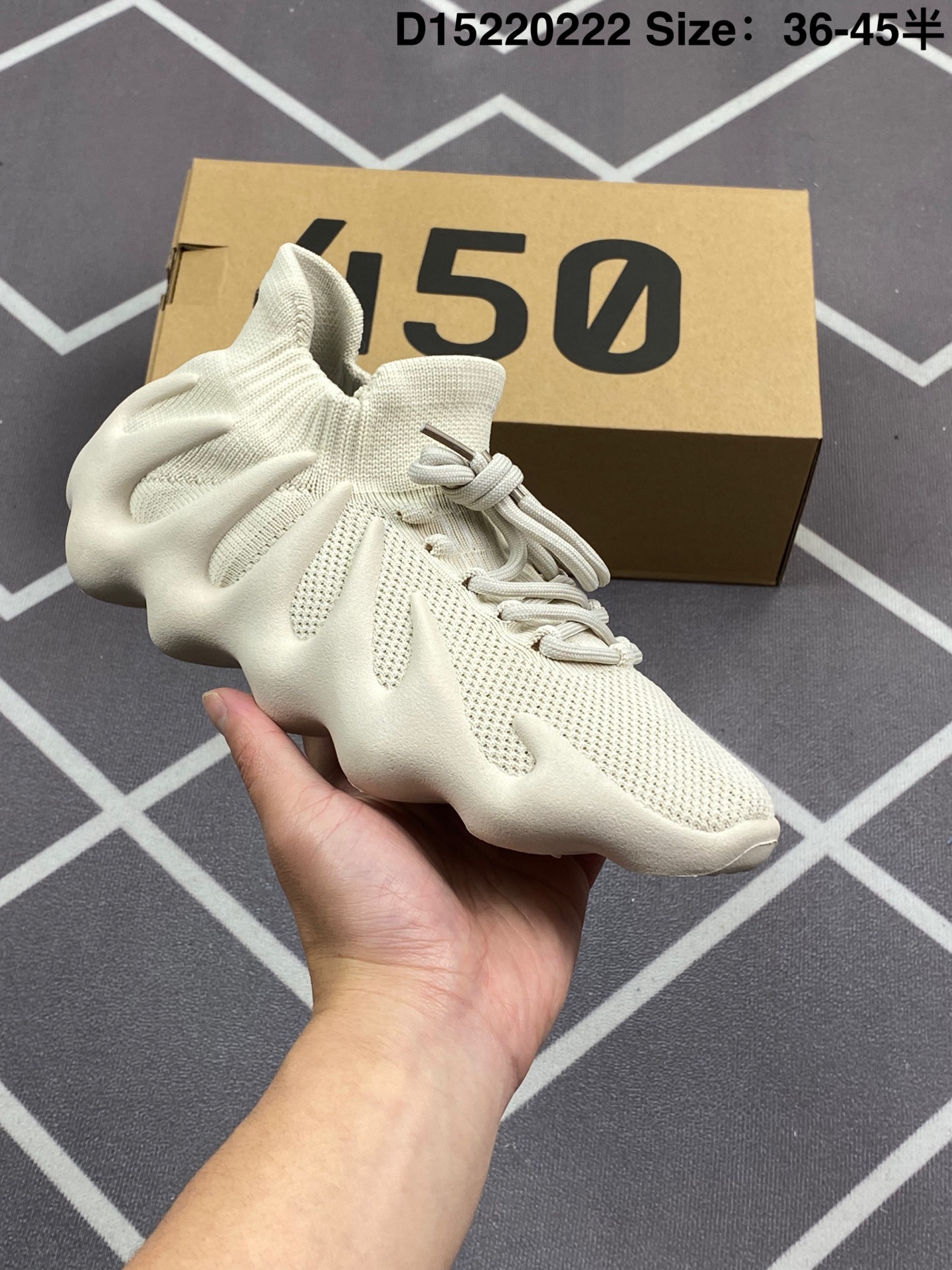 💰280
✅阿迪达斯 adidas Yeezy 450  侃爷椰子 贾斯丁比伯同款 编织袜套鞋 该系列搭配夸张的锯齿中底设计 独特的上翻结构十分符合各路球鞋玩家给他的爱称 中底部分似乎并没有采用Boost等缓震科技 但脚感任然非常舒适 可谓是目前最为独特的Yeezy鞋款。
货号:GY5368
尺码:36 36.5 37 38 38.5 39 40 40.5 41 42 42.5 43 44 45 
编码:D15220222