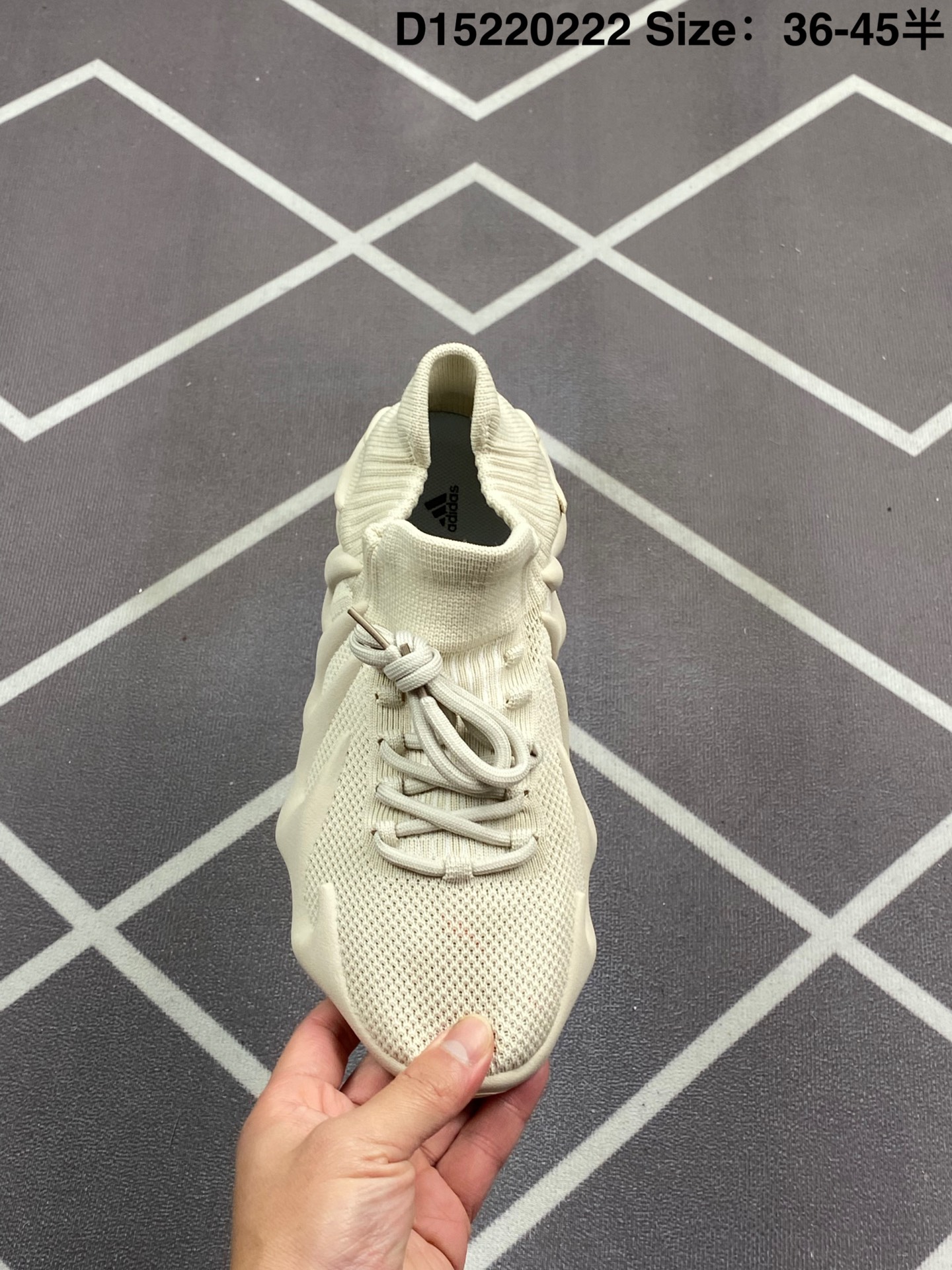 💰280
✅阿迪达斯 adidas Yeezy 450  侃爷椰子 贾斯丁比伯同款 编织袜套鞋 该系列搭配夸张的锯齿中底设计 独特的上翻结构十分符合各路球鞋玩家给他的爱称 中底部分似乎并没有采用Boost等缓震科技 但脚感任然非常舒适 可谓是目前最为独特的Yeezy鞋款。
货号:GY5368
尺码:36 36.5 37 38 38.5 39 40 40.5 41 42 42.5 43 44 45 
编码:D15220222