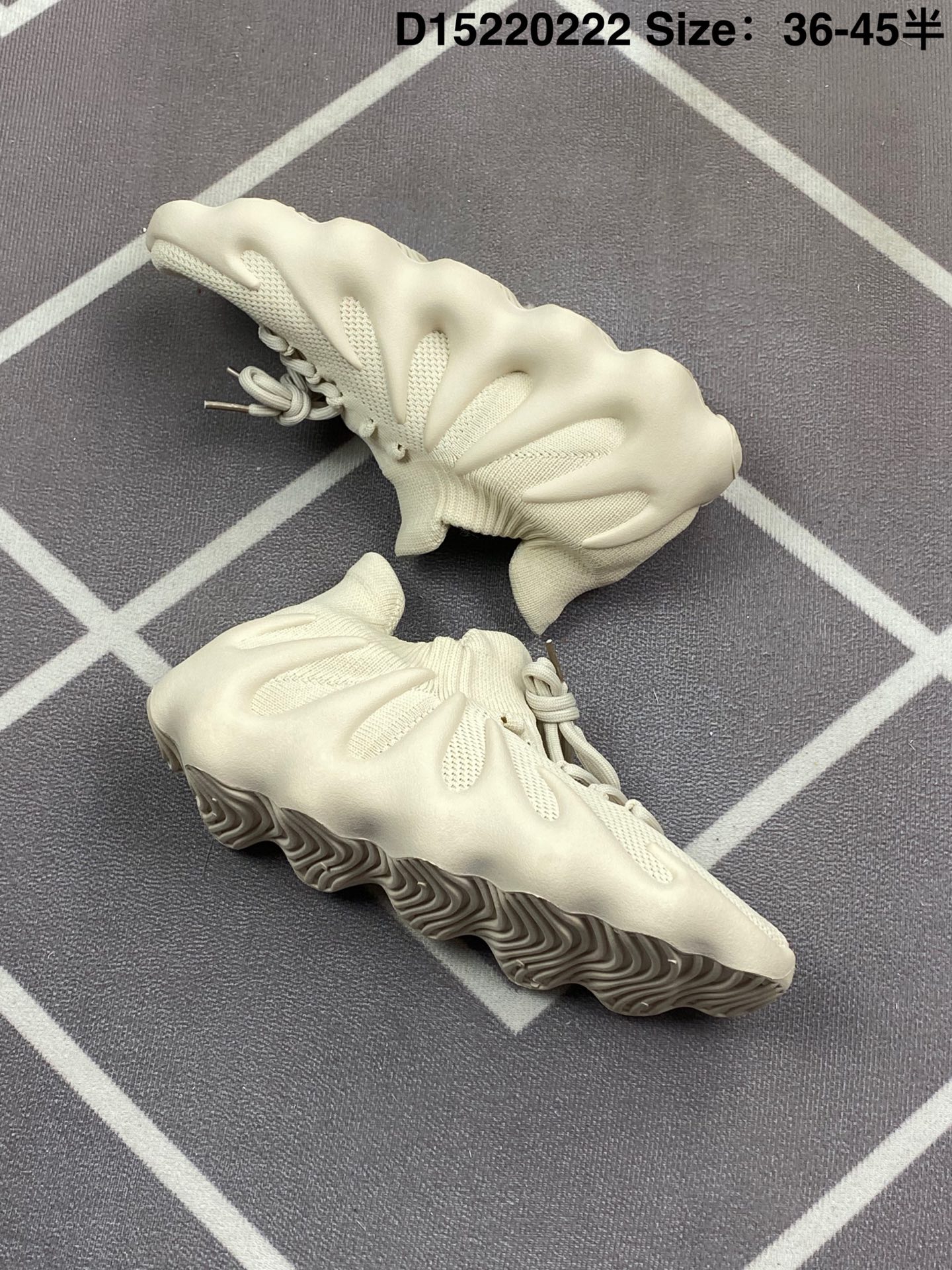 💰280
✅阿迪达斯 adidas Yeezy 450  侃爷椰子 贾斯丁比伯同款 编织袜套鞋 该系列搭配夸张的锯齿中底设计 独特的上翻结构十分符合各路球鞋玩家给他的爱称 中底部分似乎并没有采用Boost等缓震科技 但脚感任然非常舒适 可谓是目前最为独特的Yeezy鞋款。
货号:GY5368
尺码:36 36.5 37 38 38.5 39 40 40.5 41 42 42.5 43 44 45 
编码:D15220222