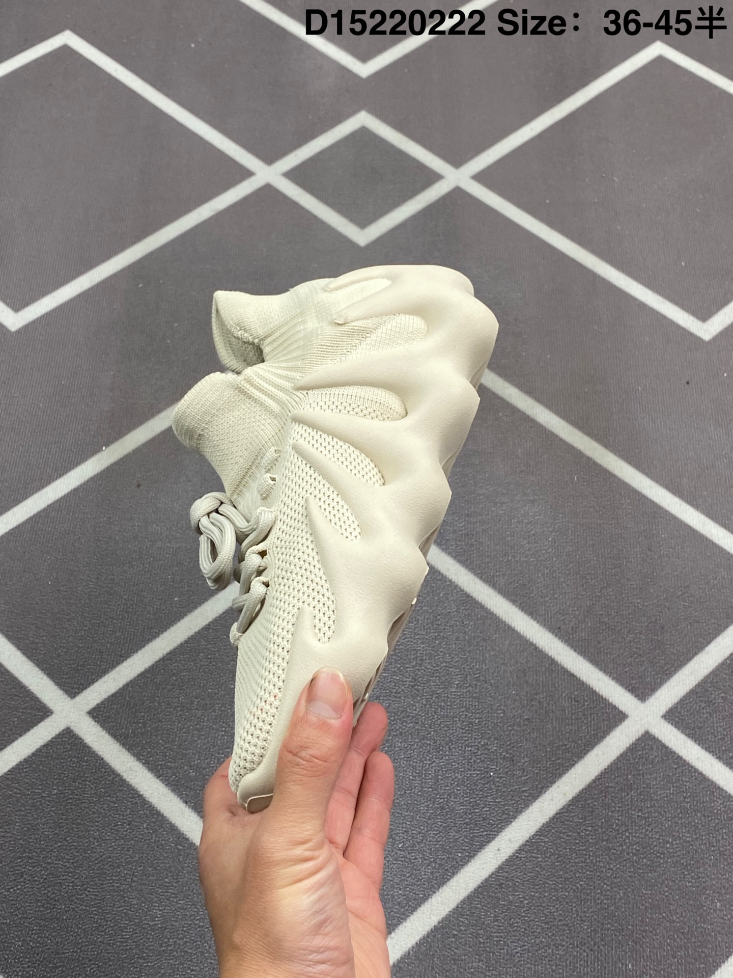 💰280
✅阿迪达斯 adidas Yeezy 450  侃爷椰子 贾斯丁比伯同款 编织袜套鞋 该系列搭配夸张的锯齿中底设计 独特的上翻结构十分符合各路球鞋玩家给他的爱称 中底部分似乎并没有采用Boost等缓震科技 但脚感任然非常舒适 可谓是目前最为独特的Yeezy鞋款。
货号:GY5368
尺码:36 36.5 37 38 38.5 39 40 40.5 41 42 42.5 43 44 45 
编码:D15220222
