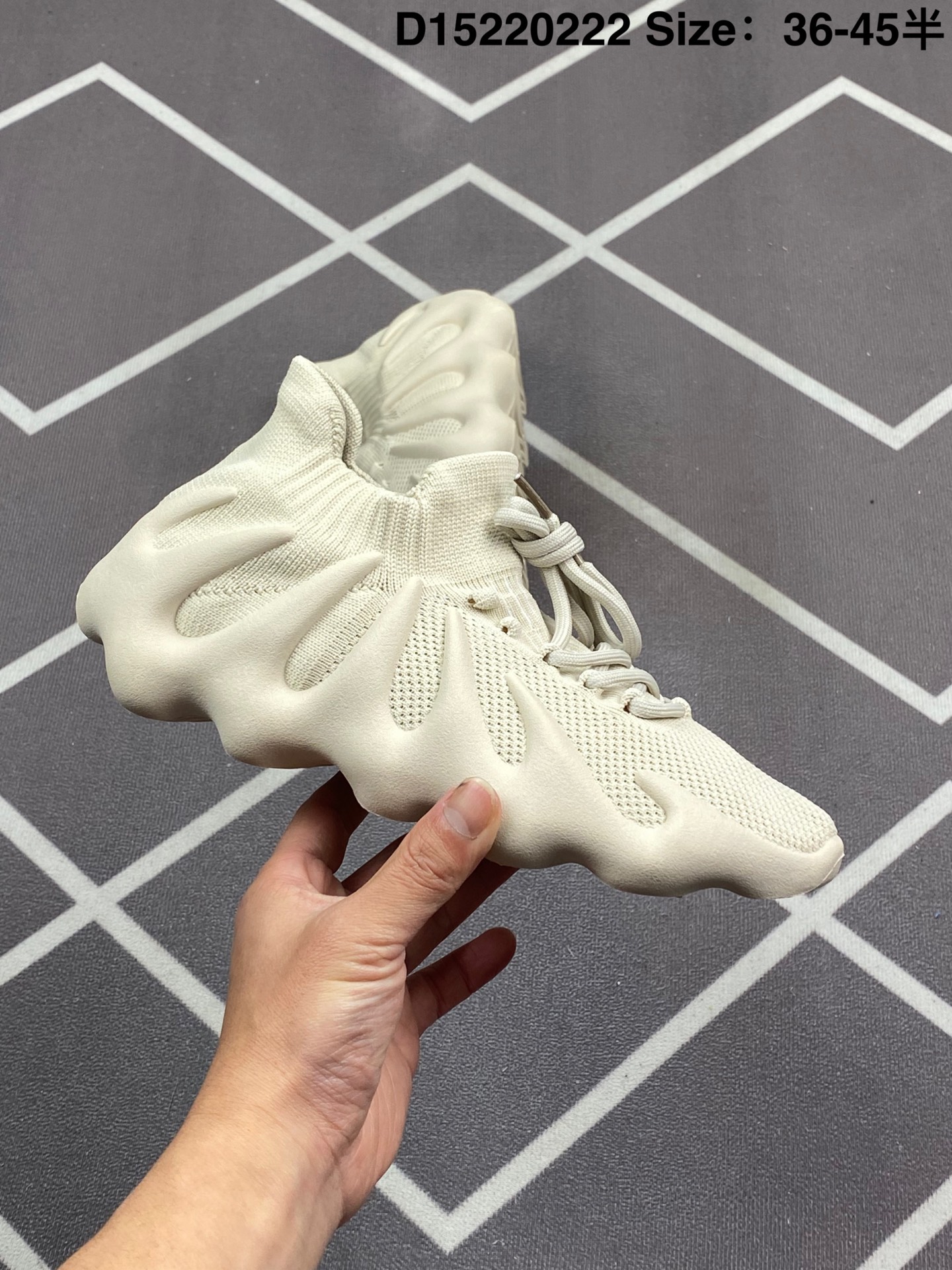 💰280
✅阿迪达斯 adidas Yeezy 450  侃爷椰子 贾斯丁比伯同款 编织袜套鞋 该系列搭配夸张的锯齿中底设计 独特的上翻结构十分符合各路球鞋玩家给他的爱称 中底部分似乎并没有采用Boost等缓震科技 但脚感任然非常舒适 可谓是目前最为独特的Yeezy鞋款。
货号:GY5368
尺码:36 36.5 37 38 38.5 39 40 40.5 41 42 42.5 43 44 45 
编码:D15220222